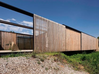 A Modern House Built From Reclaimed Concrete Blocks and Rough-Sawn Wood in Yackandandah, Australia by ARCHIER (9)