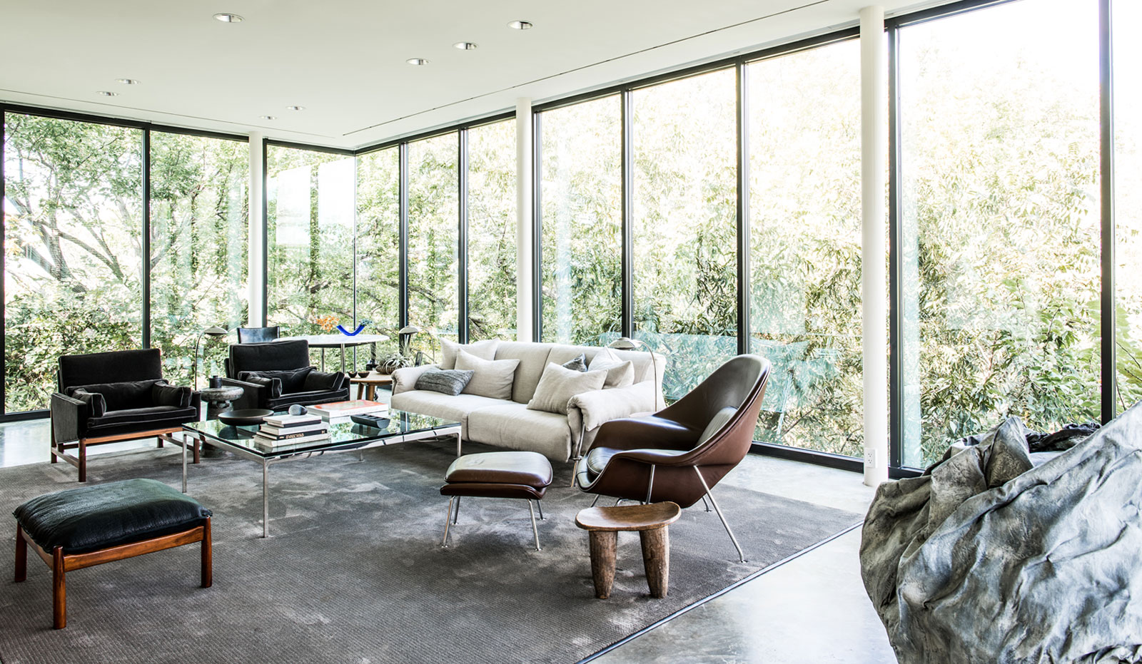 A Moody Contemporary Home with Exquisite Atmosphere in Texas by Joshua Rice Design & Tod Williams Billie Tsien Architects (1)