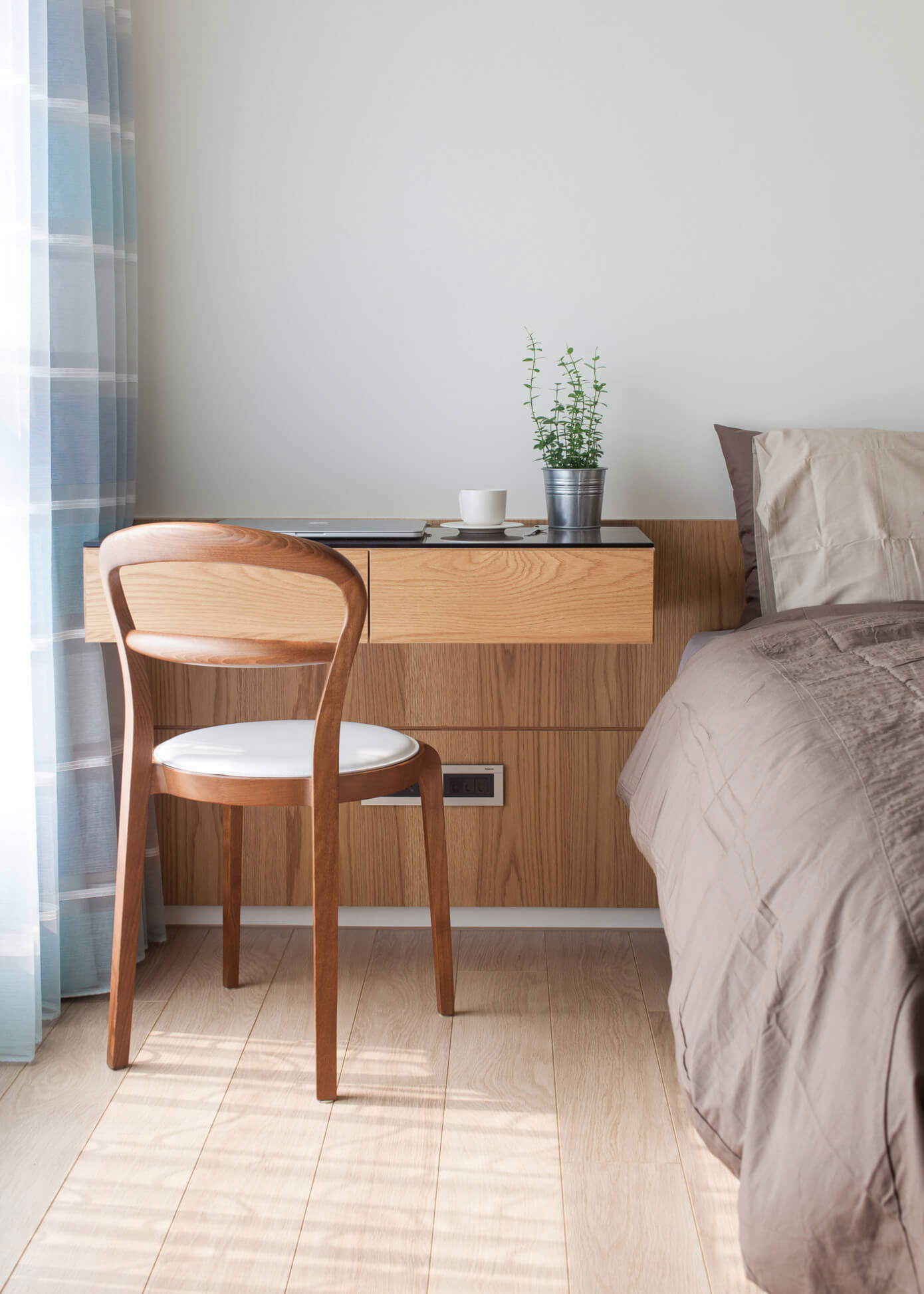 A Neat and Luminous Apartment with Rich Warm Textures in Kaohsiung City by PMD (22)