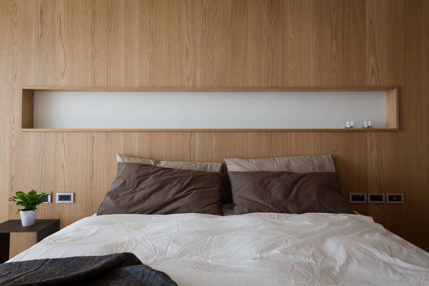 A Neat and Luminous Apartment with Rich Warm Textures in Kaohsiung City by PMD (29)