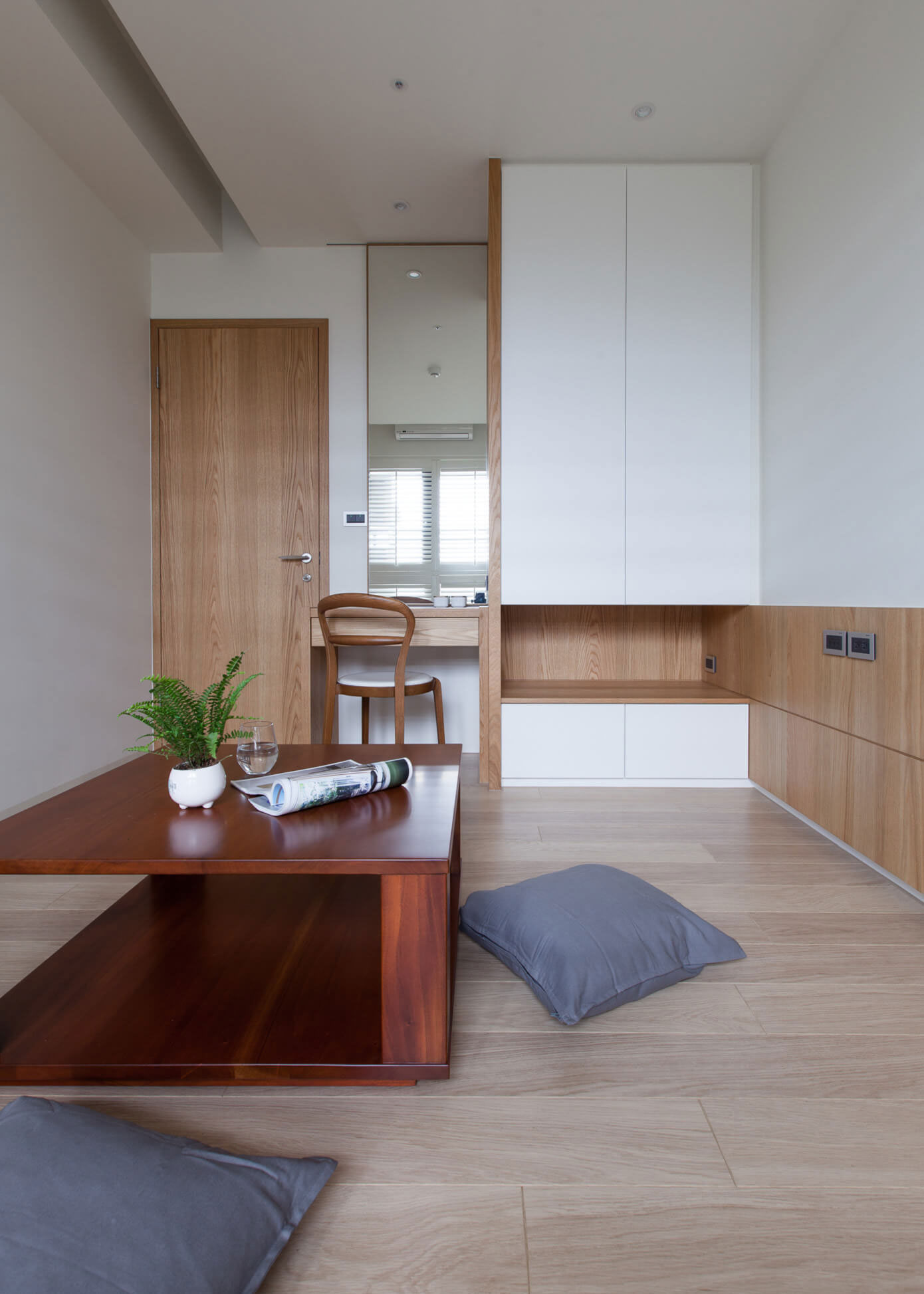 A Neat and Luminous Apartment with Rich Warm Textures in Kaohsiung City by PMD (31)