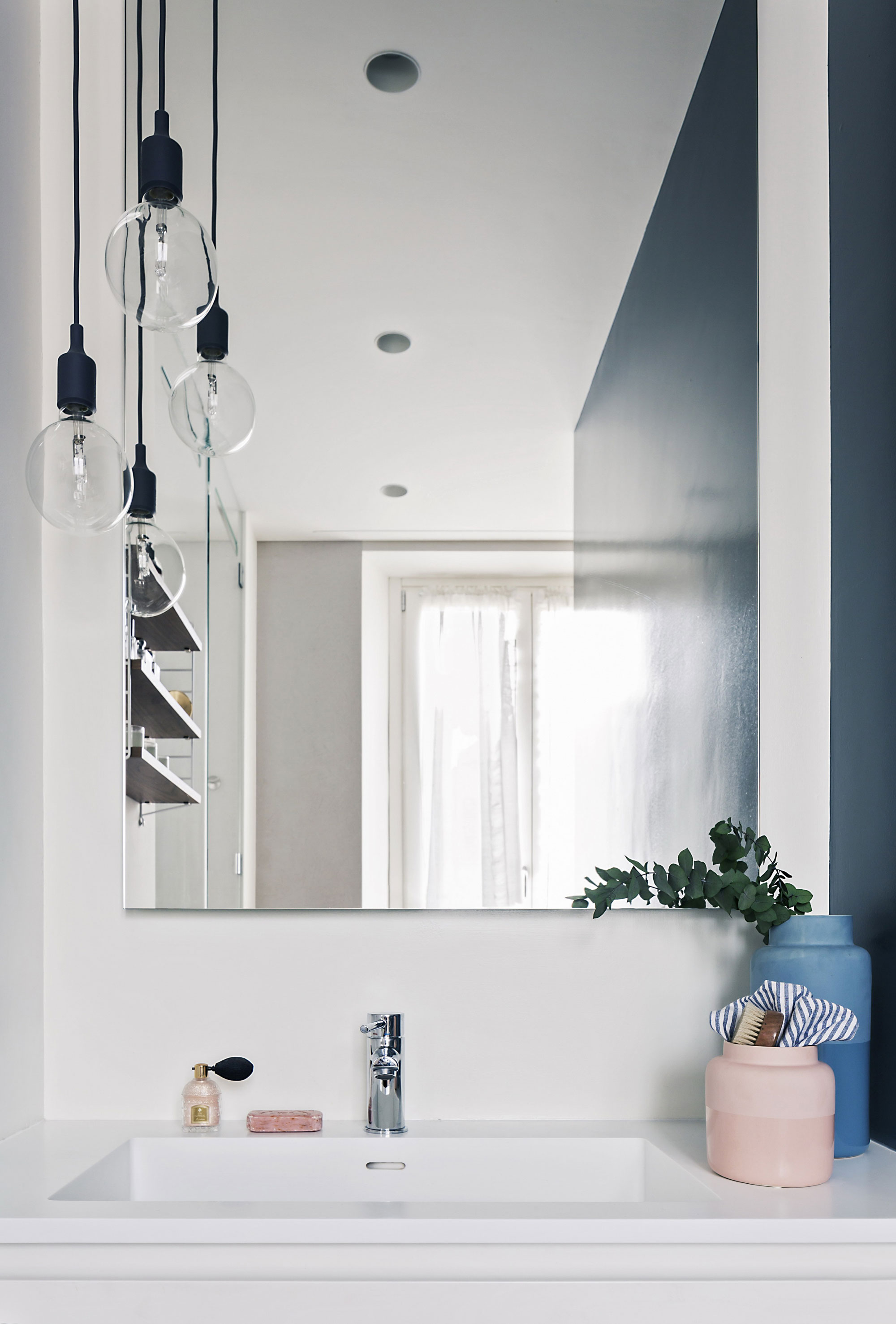 A Playful and Bright Modern Apartment with Wood Accents in Milan, Italy by AIM (21)