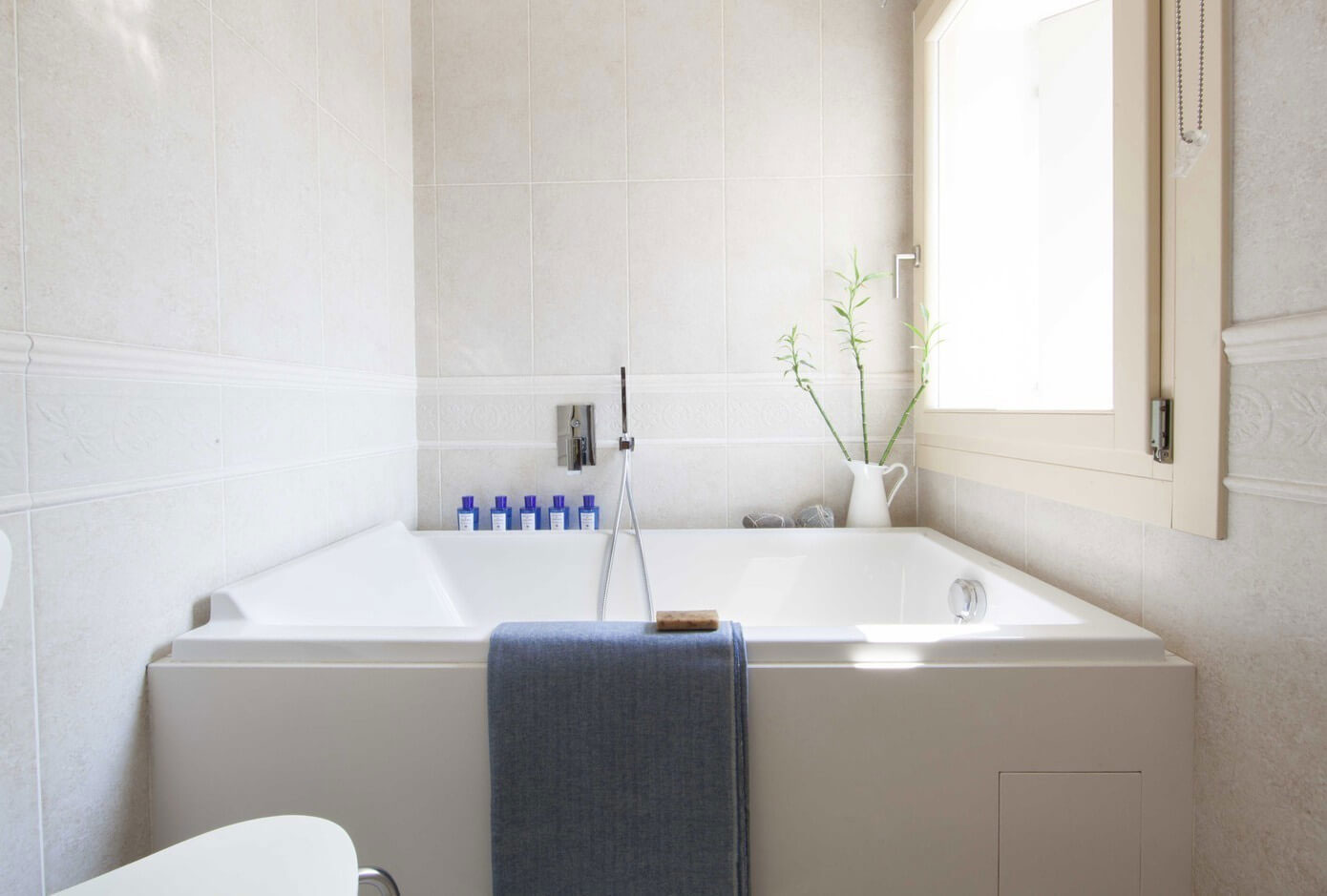 A Quiet and Comfortable Rural Home with Contemporary Vibe in Rosà, Italy by Paolo Didonè Devvy Comacchio Architects (10)