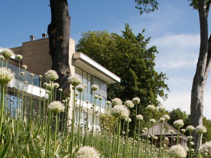 A Simple But Sophisticated Contemporary Home with Infinity Pool in Munich, Germany by Stephan Maria Lang (1)