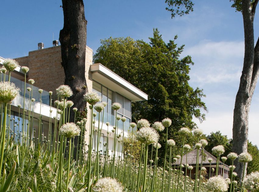 A Simple But Sophisticated Contemporary Home with Infinity Pool in Munich, Germany by Stephan Maria Lang (1)