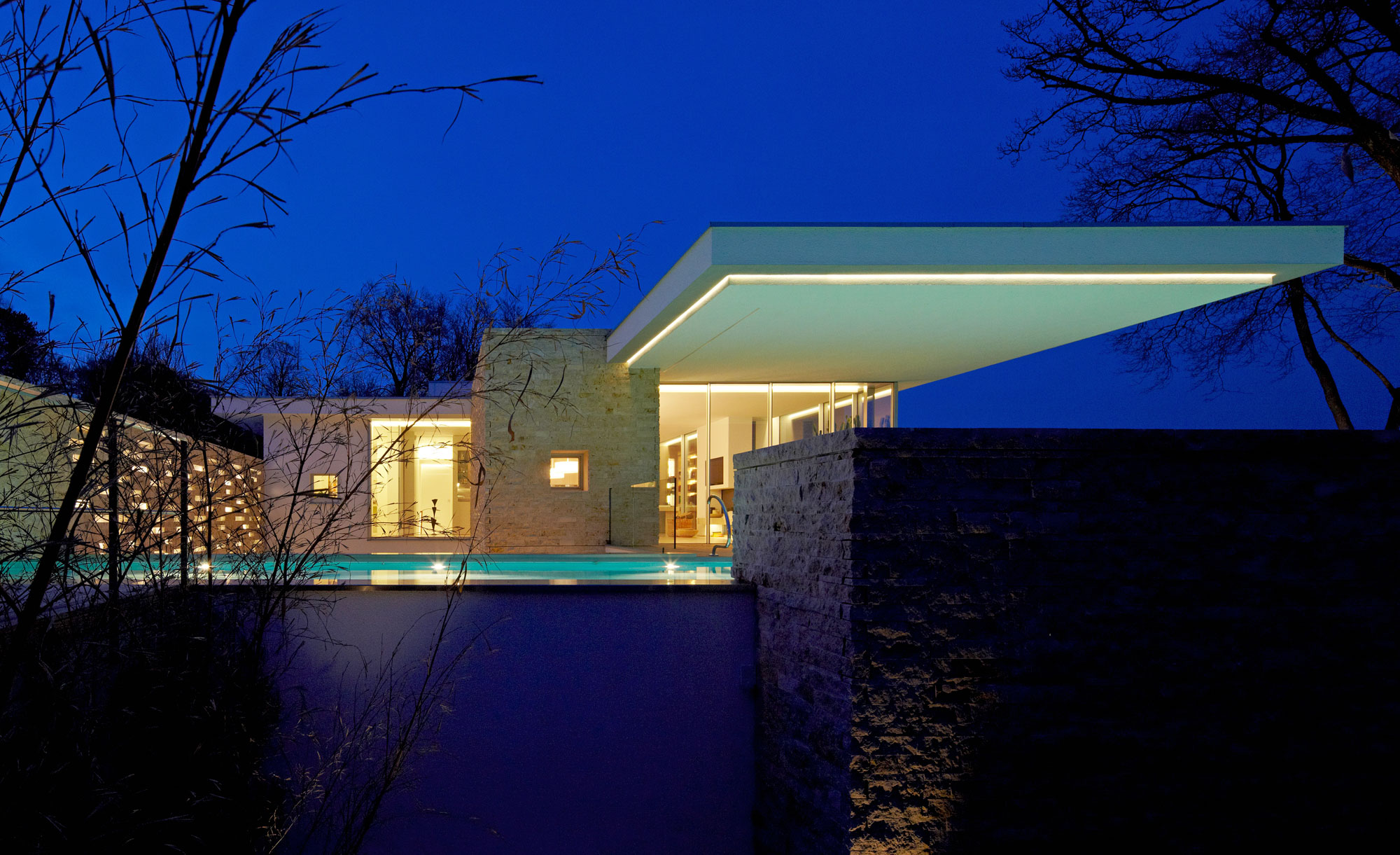A Simple But Sophisticated Contemporary Home with Infinity Pool in Munich, Germany by Stephan Maria Lang (13)