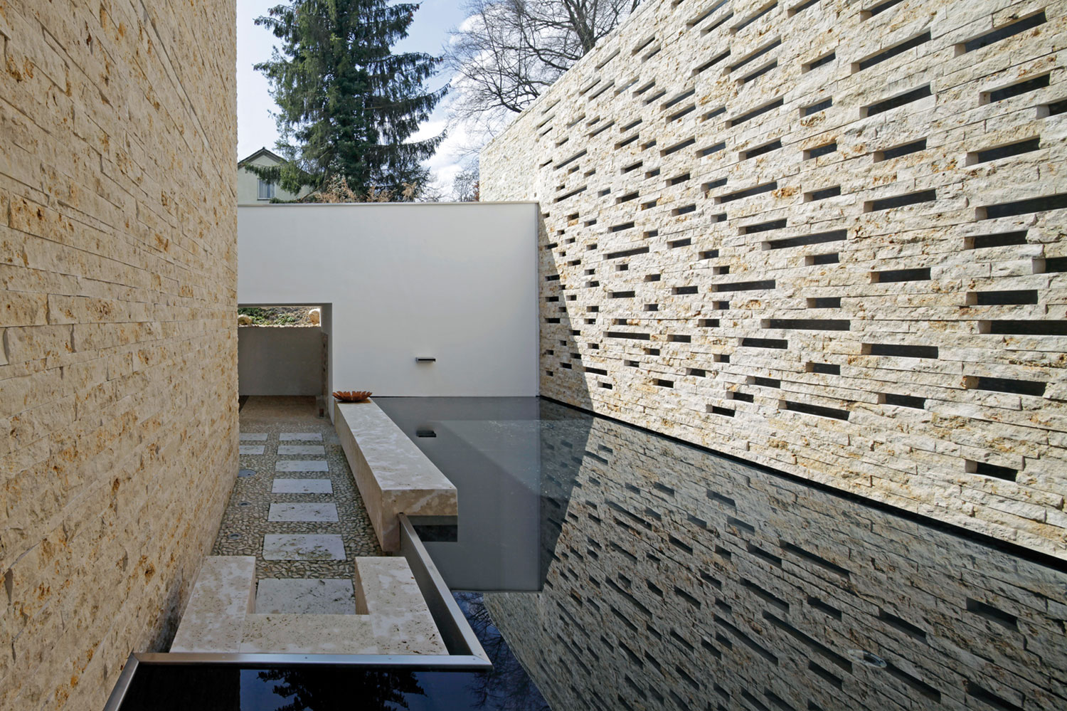 A Simple But Sophisticated Contemporary Home with Infinity Pool in Munich, Germany by Stephan Maria Lang (2)