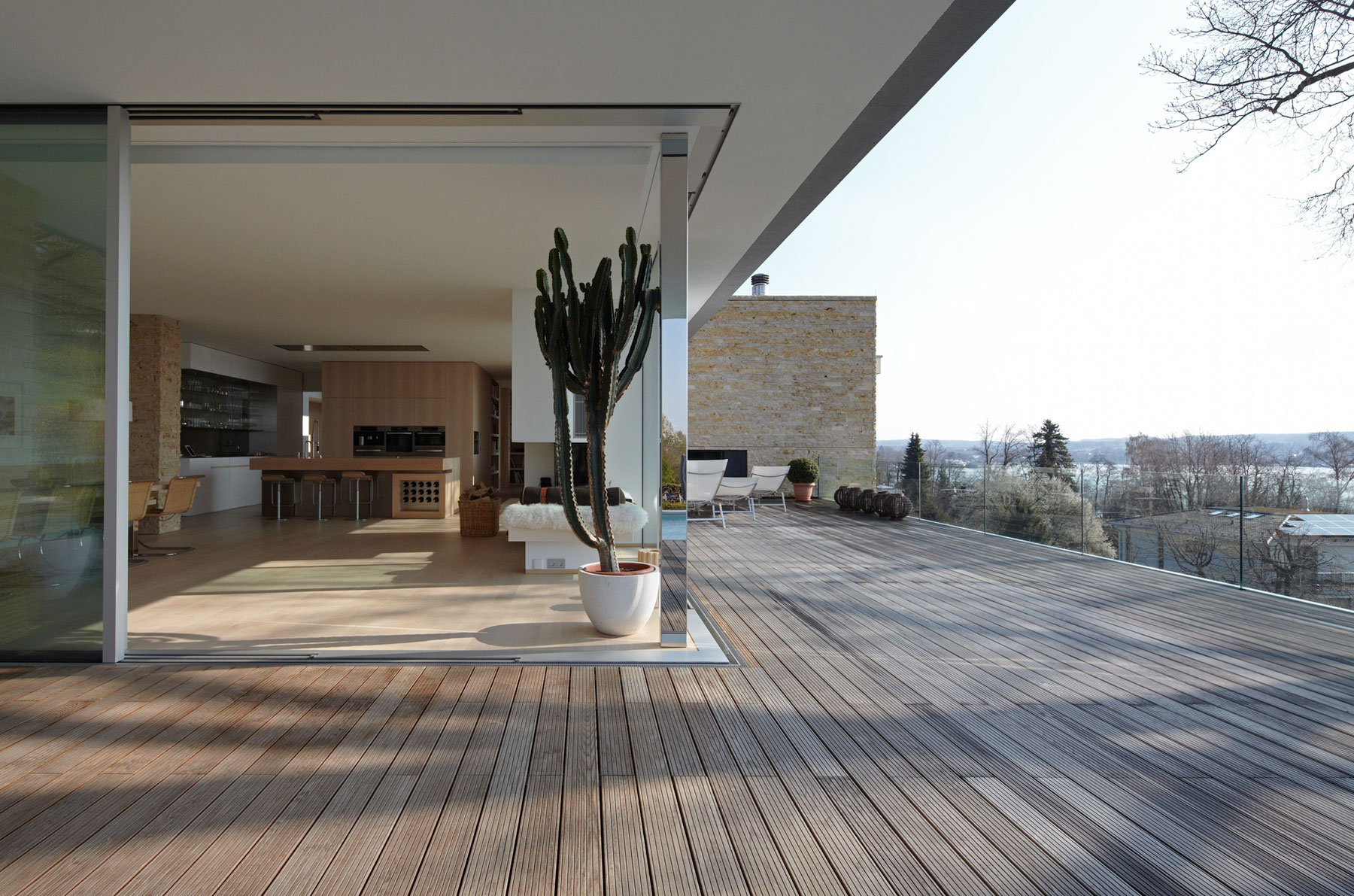 A Simple But Sophisticated Contemporary Home with Infinity Pool in Munich, Germany by Stephan Maria Lang (4)
