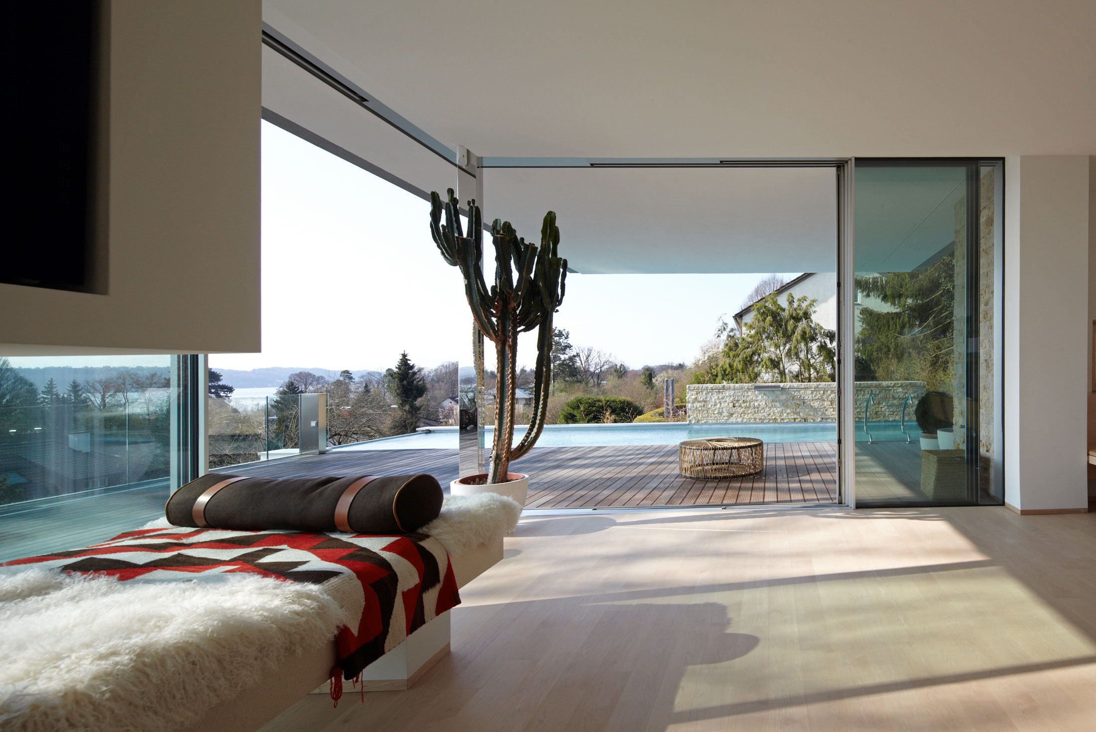 A Simple But Sophisticated Contemporary Home with Infinity Pool in Munich, Germany by Stephan Maria Lang (5)