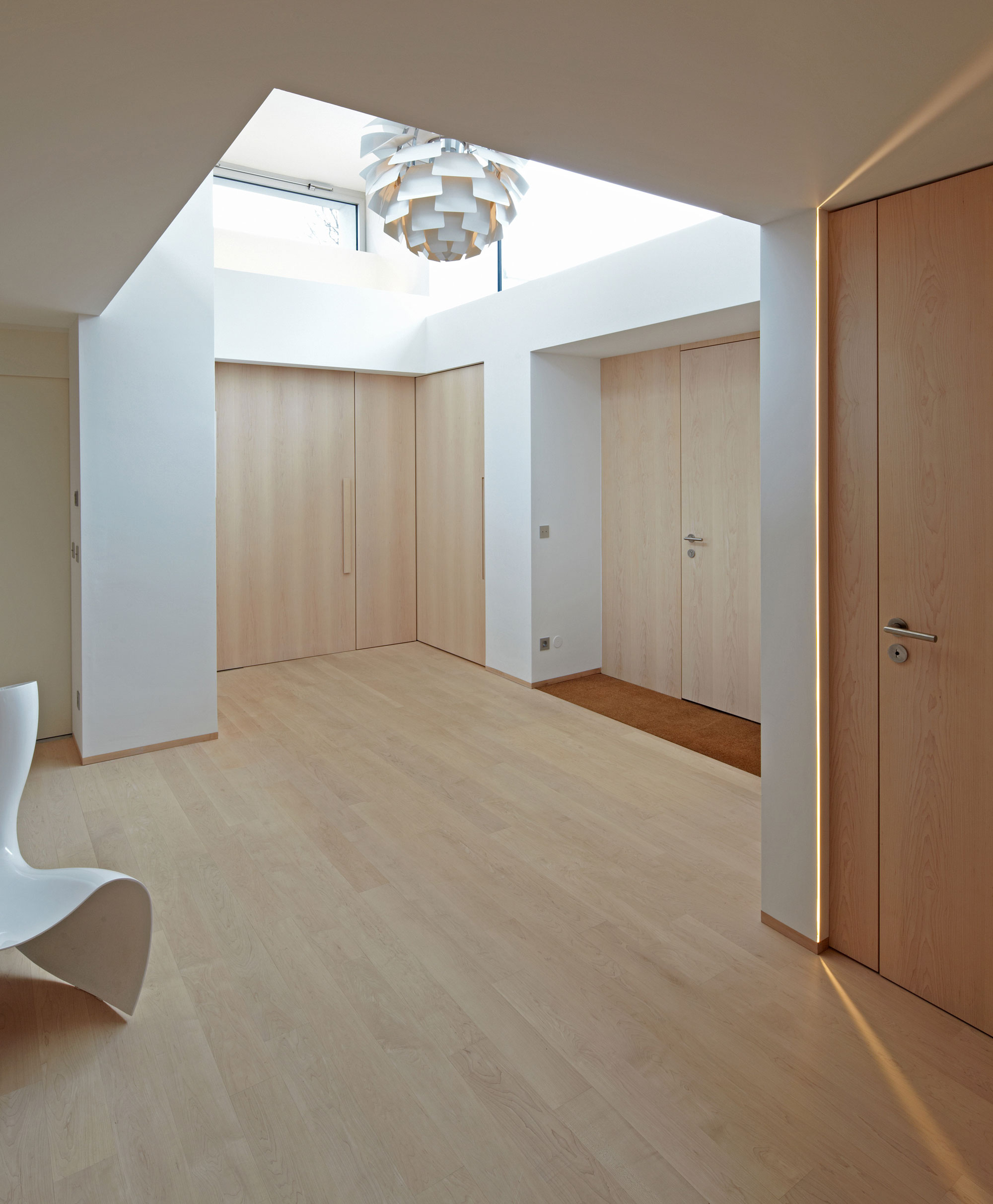 A Simple But Sophisticated Contemporary Home with Infinity Pool in Munich, Germany by Stephan Maria Lang (6)