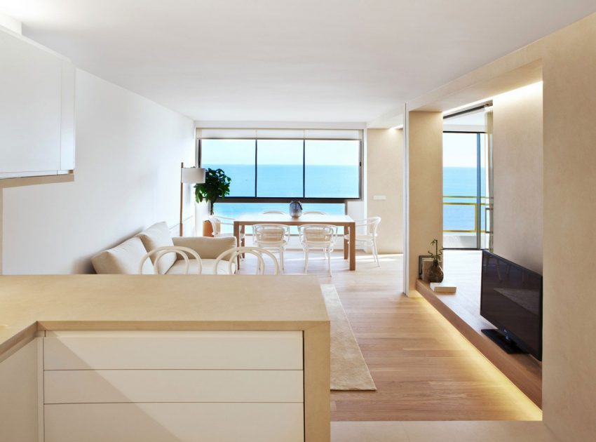 A Simple Minimalist Apartment with Spectacular Sea Views in Valencia by Barea + Partners (1)