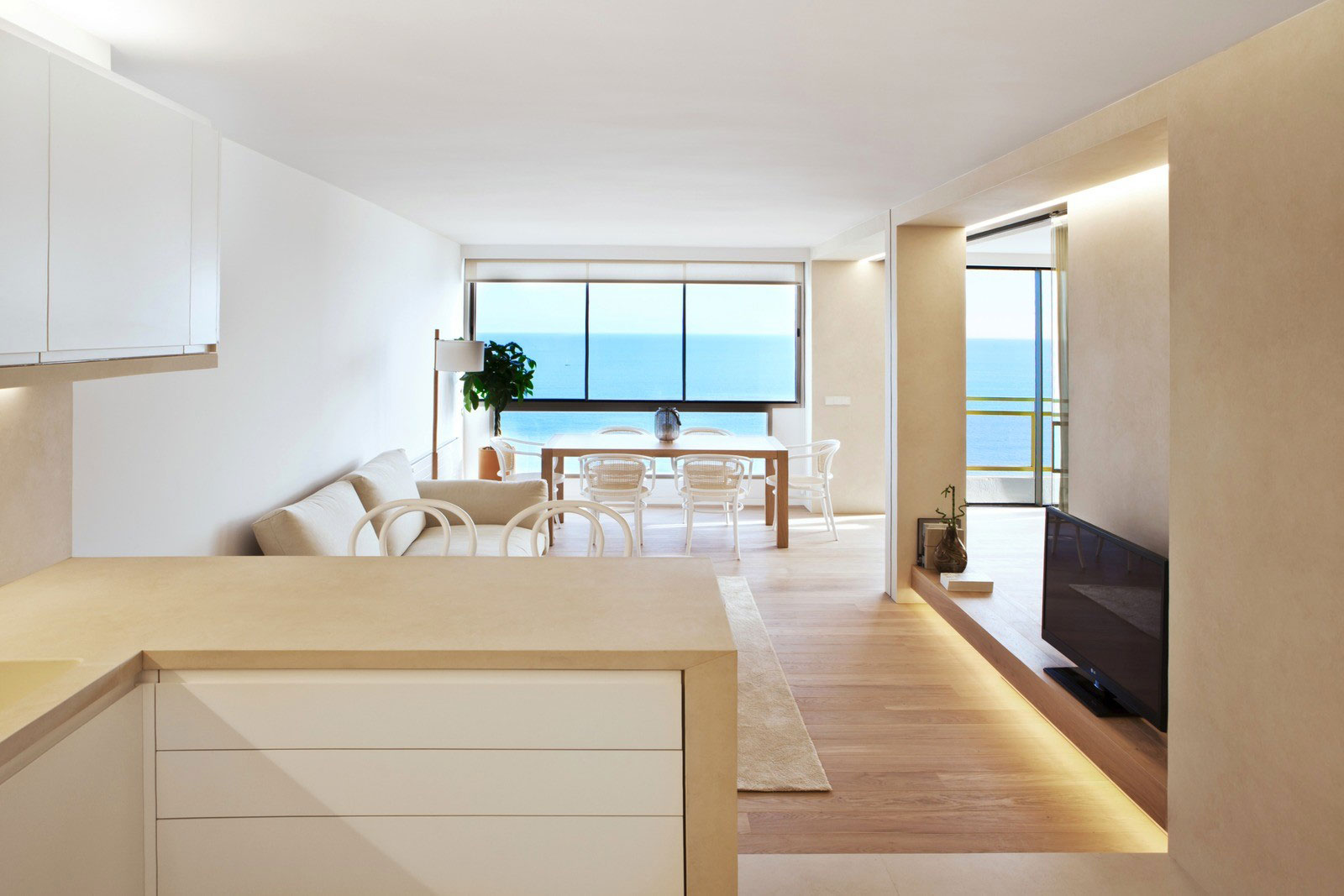 A Simple Minimalist Apartment with Spectacular Sea Views in Valencia by Barea + Partners (1)