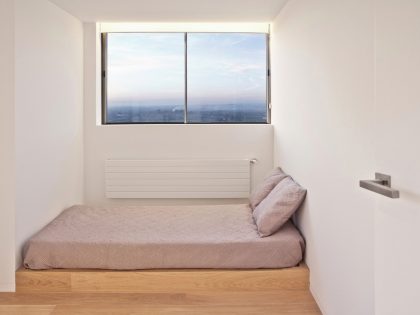 A Simple Minimalist Apartment with Spectacular Sea Views in Valencia by Barea + Partners (10)