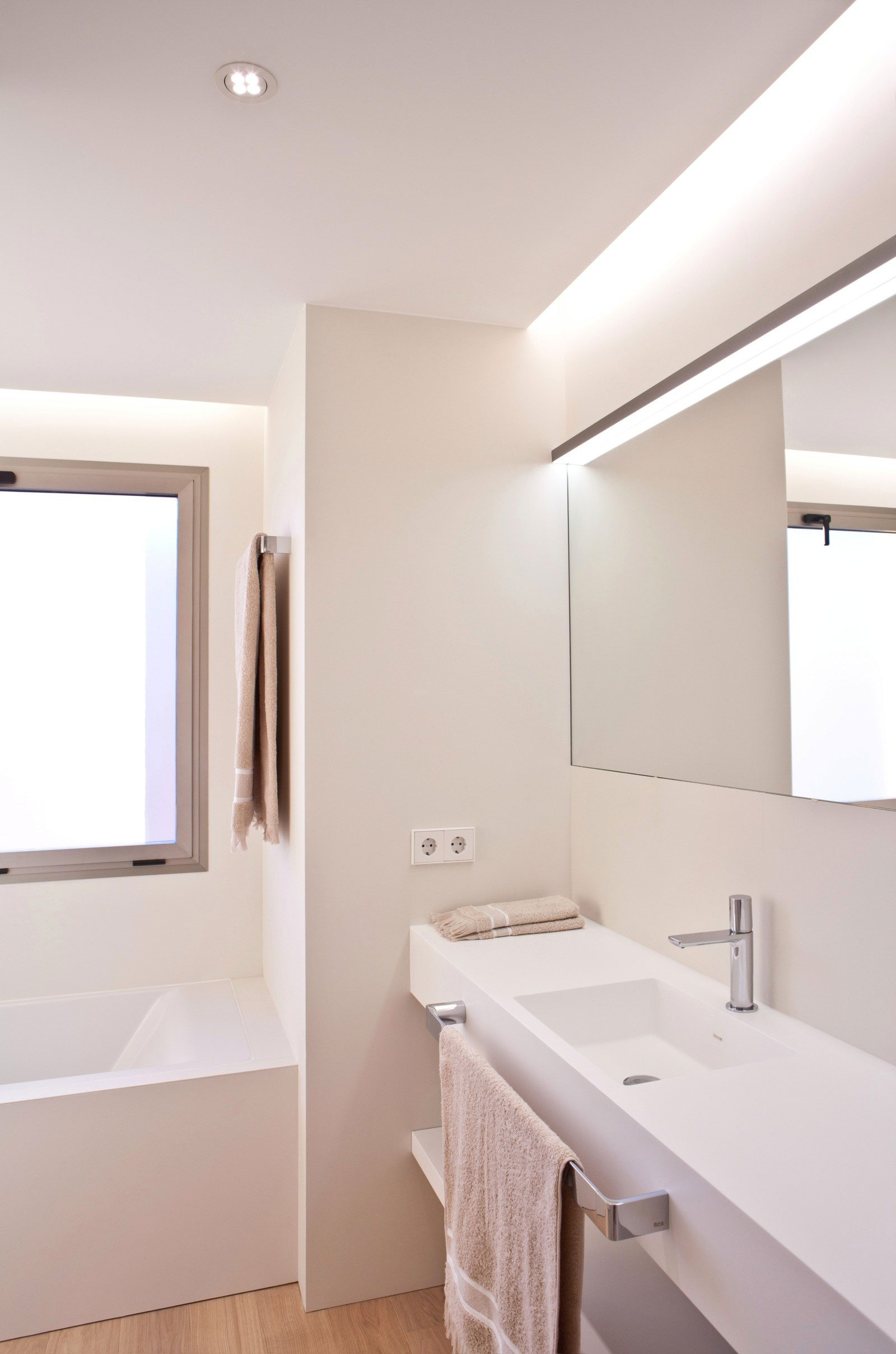 A Simple Minimalist Apartment with Spectacular Sea Views in Valencia by Barea + Partners (11)