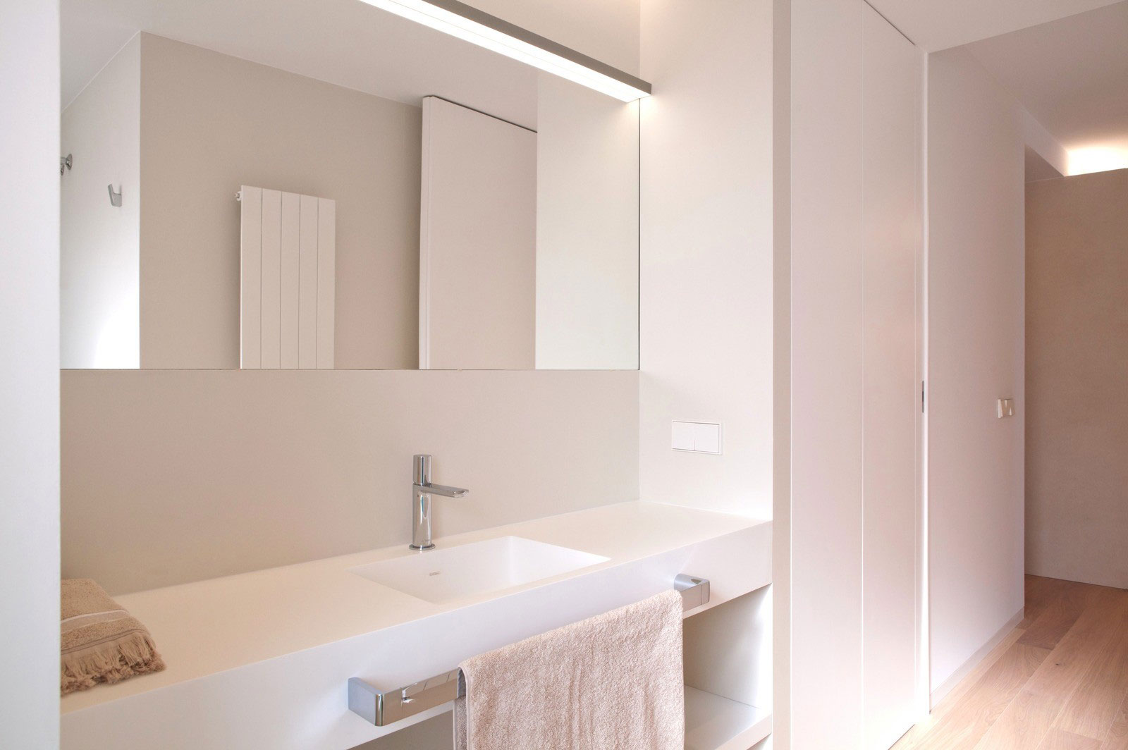 A Simple Minimalist Apartment with Spectacular Sea Views in Valencia by Barea + Partners (12)