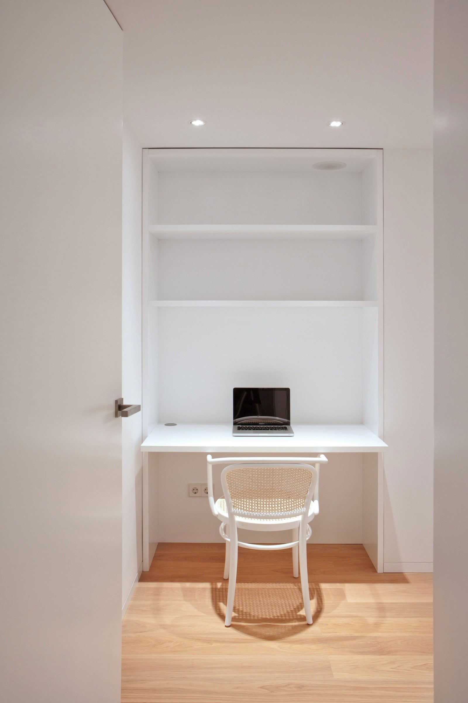 A Simple Minimalist Apartment with Spectacular Sea Views in Valencia by Barea + Partners (14)