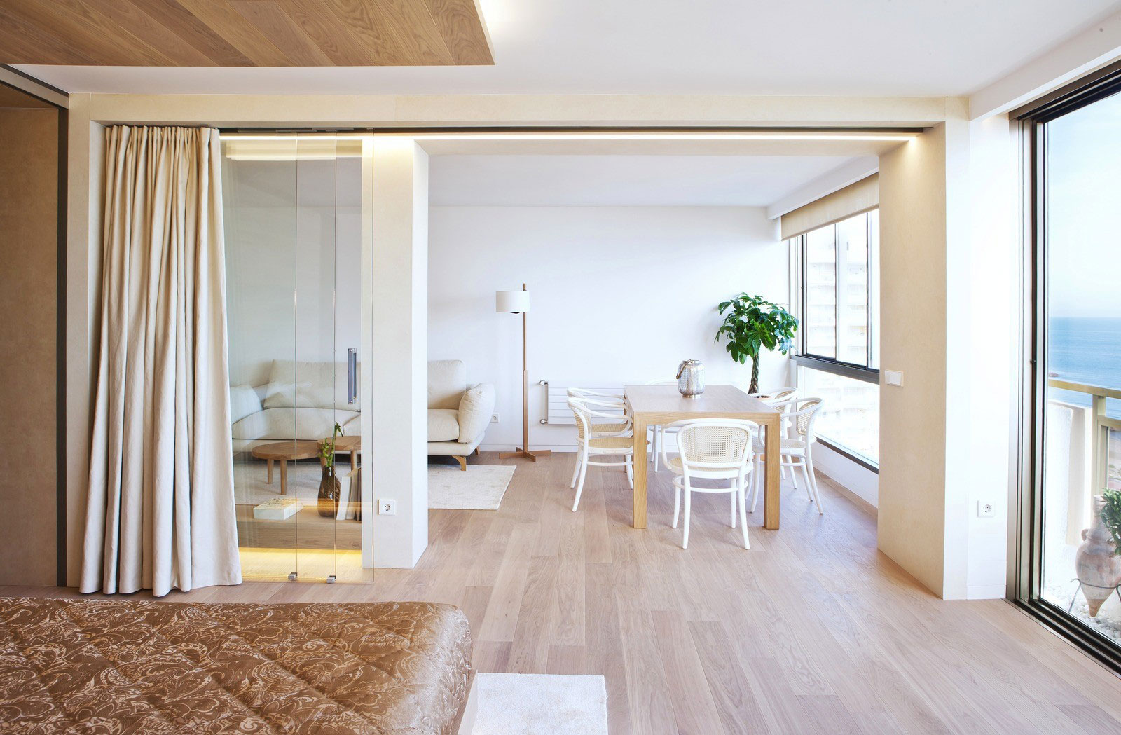 A Simple Minimalist Apartment with Spectacular Sea Views in Valencia by Barea + Partners (5)