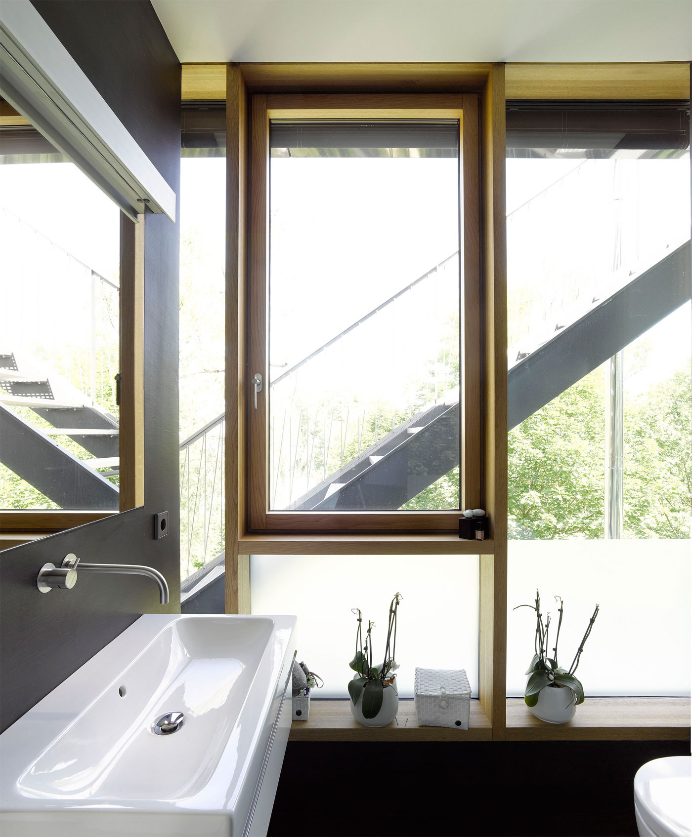 A Simple Yet Elegant Contemporary Home in Stuttgart, Germany by Behnisch Architekten (15)