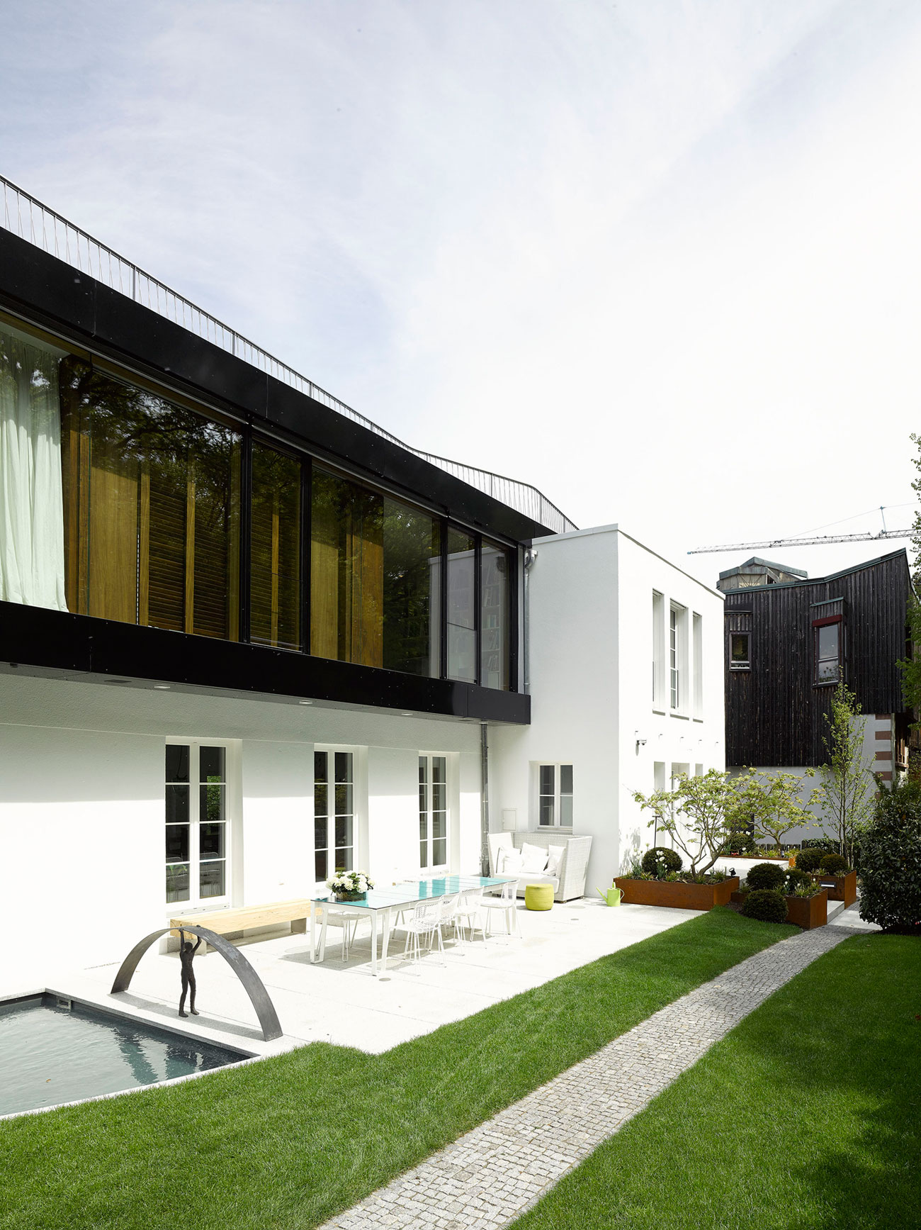 A Simple Yet Elegant Contemporary Home in Stuttgart, Germany by Behnisch Architekten (3)