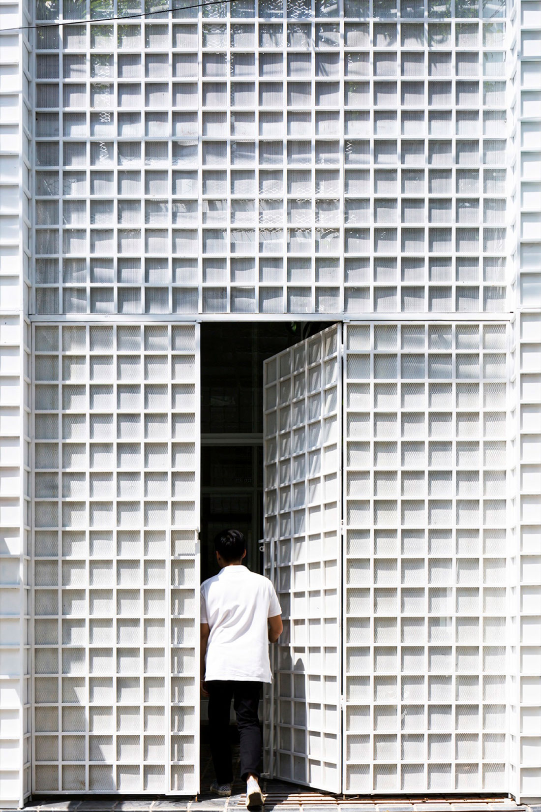 A Simple and Functional Vertical House with Contemporary Materials in Ho Chi Minh City by KIENTRUC O (3)