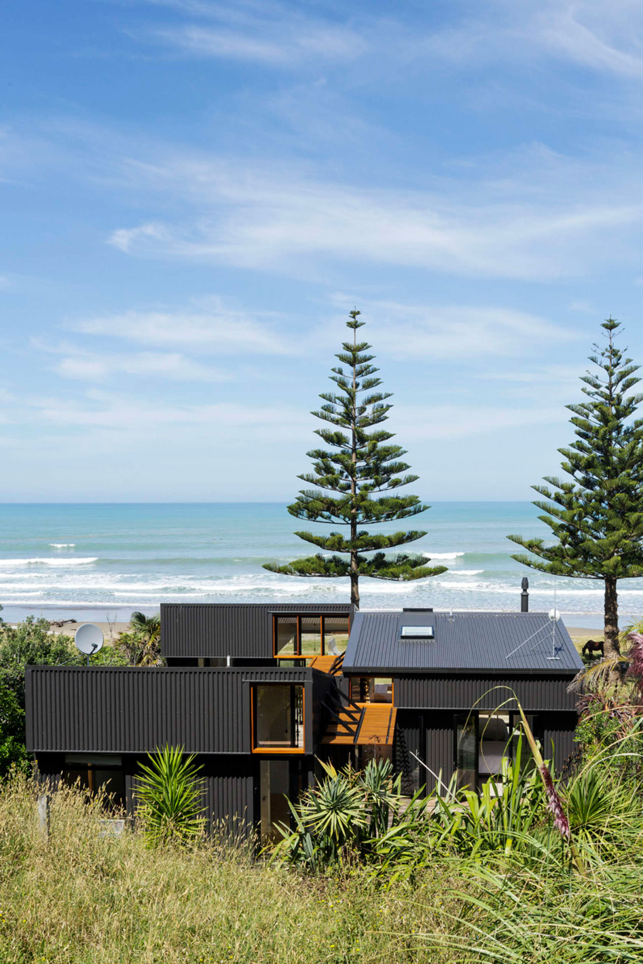 A Small Modern Beach House with Stunning Views in Gisborne, New Zealand by Irving Smith Jack Architects (1)
