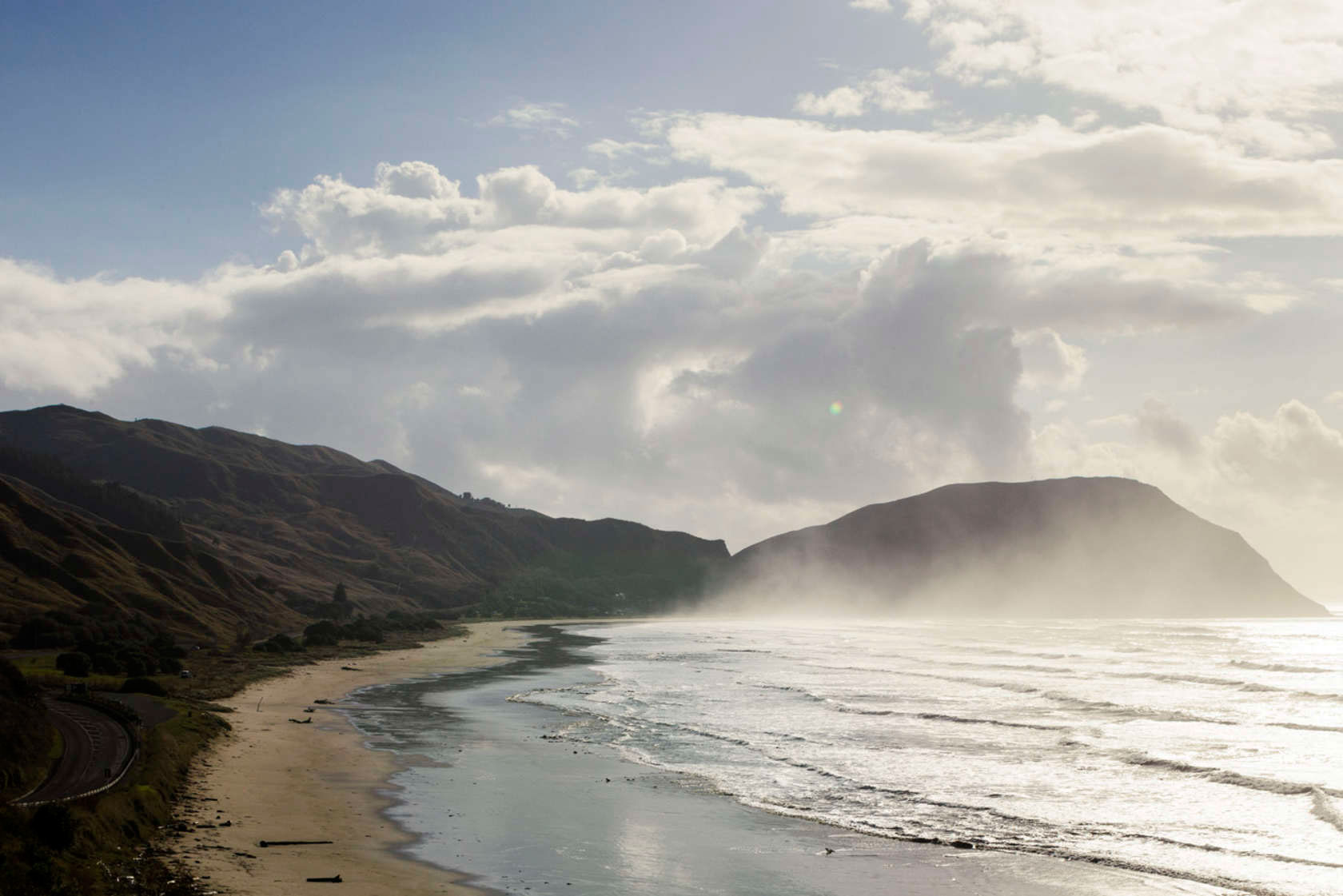 A Small Modern Beach House with Stunning Views in Gisborne, New Zealand by Irving Smith Jack Architects (10)