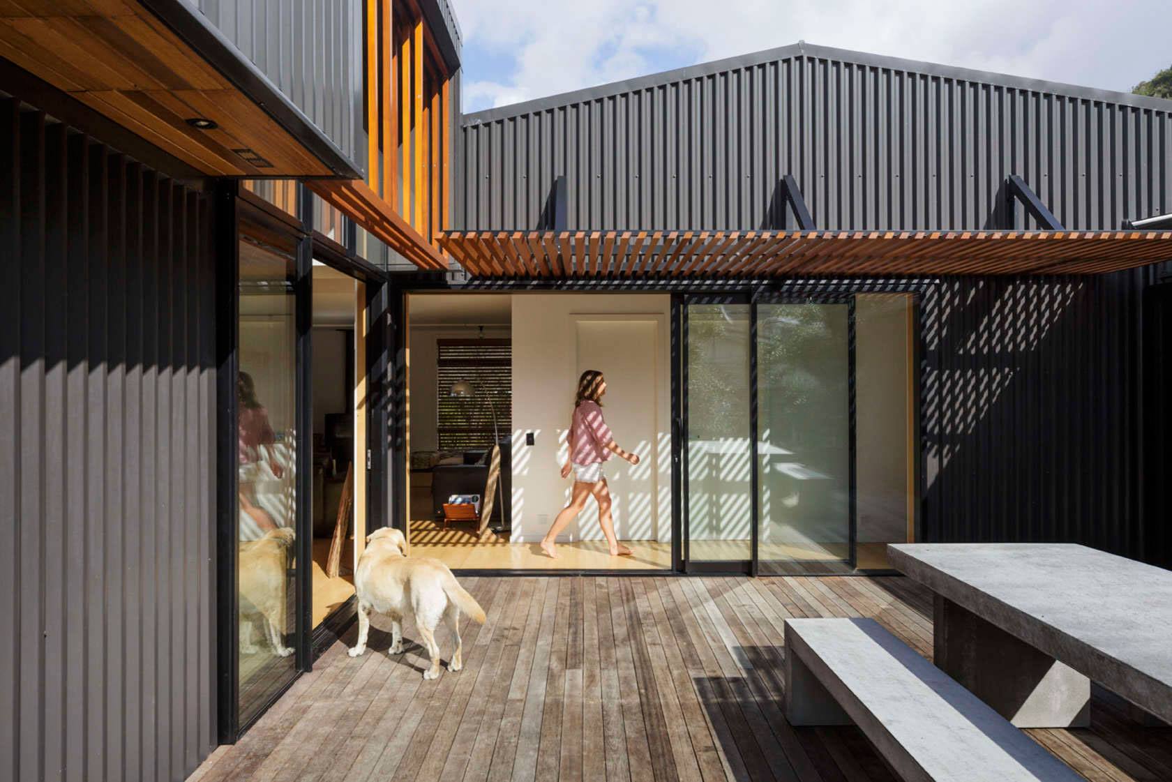 A Small Modern Beach House with Stunning Views in Gisborne, New Zealand by Irving Smith Jack Architects (4)