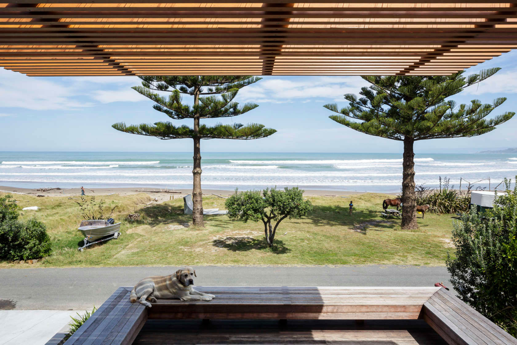 A Small Modern Beach House with Stunning Views in Gisborne, New Zealand (6)