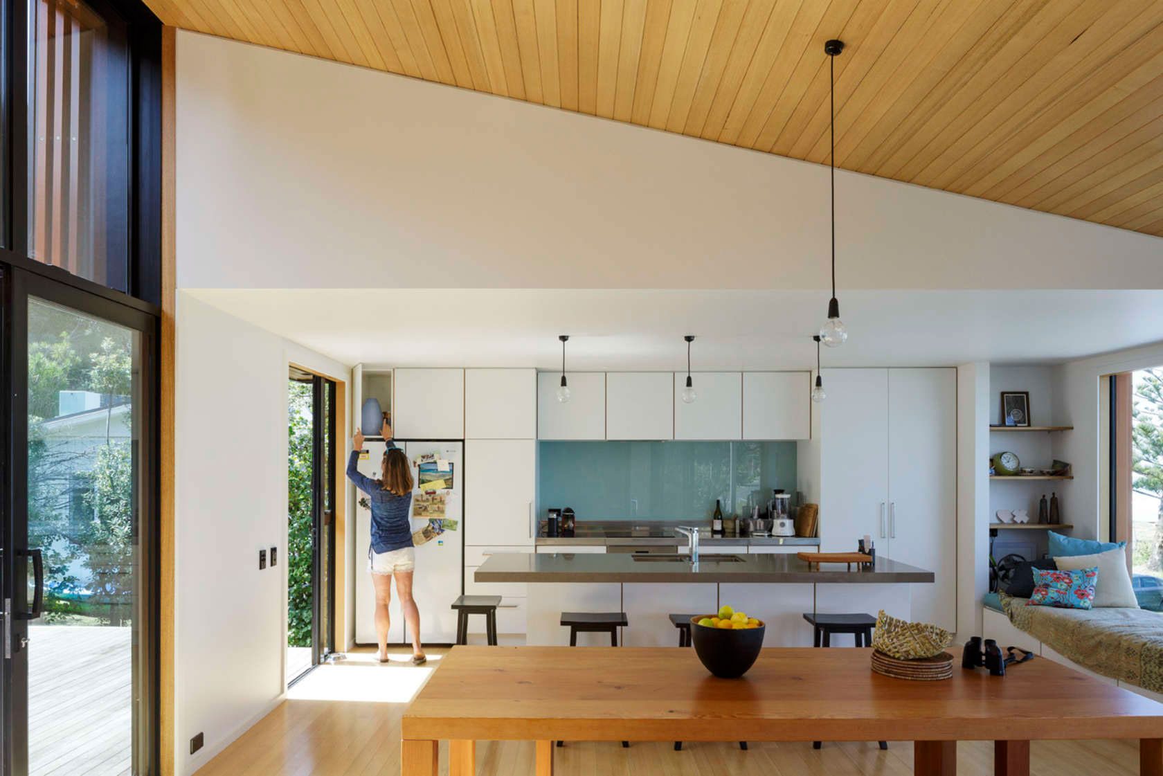 A Small Modern Beach House with Stunning Views in Gisborne, New Zealand by Irving Smith Jack Architects (8)