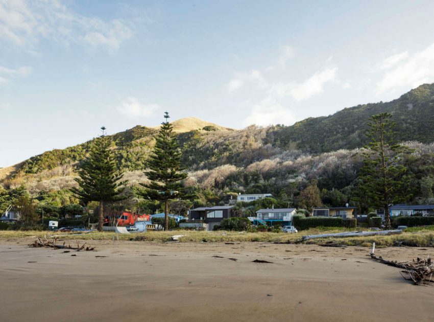 A Small Modern Beach House with Stunning Views in Gisborne, New Zealand by Irving Smith Jack Architects (9)