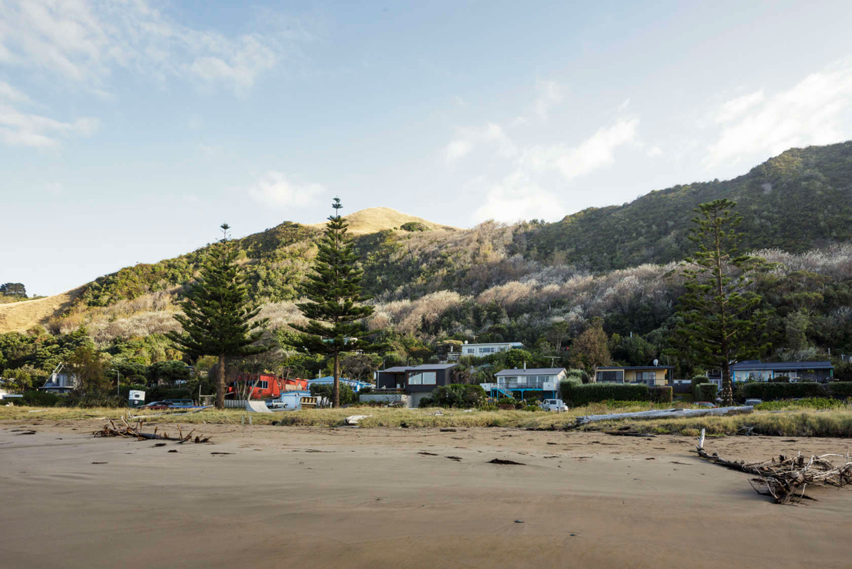 A Small Modern Beach House with Stunning Views in Gisborne, New Zealand by Irving Smith Jack Architects (9)
