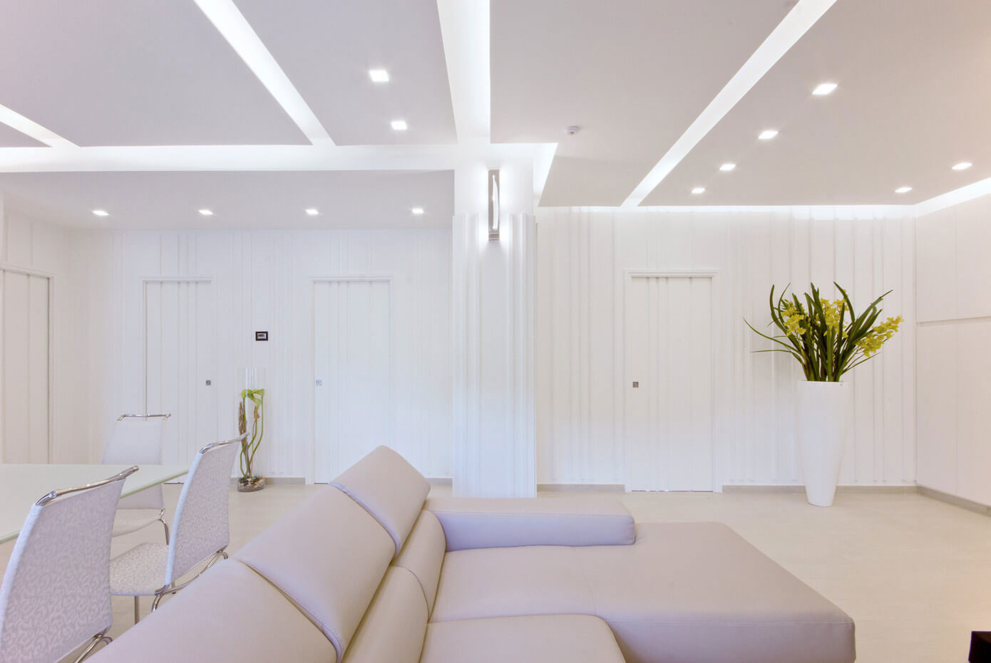 A Sleek Contemporary Apartment with Stylish Interiors in Naples, Italy by B2C Architects (2)