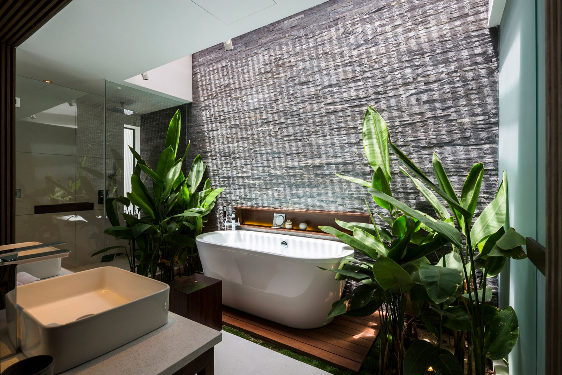 A Sleek and Elegant Modern Home with Stunning Rooftop Pool in Da Nang, Vietnam by MIA Design Studio (10)