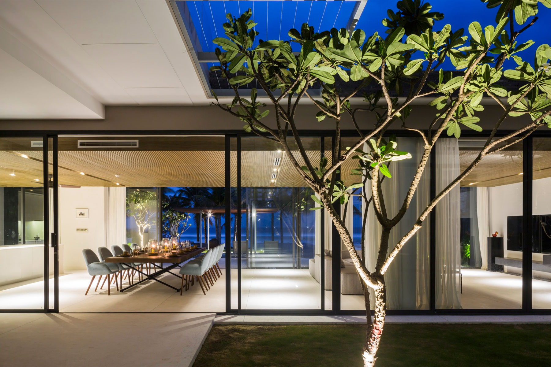 A Sleek and Elegant Modern Home with Stunning Rooftop Pool in Da Nang, Vietnam by MIA Design Studio (13)
