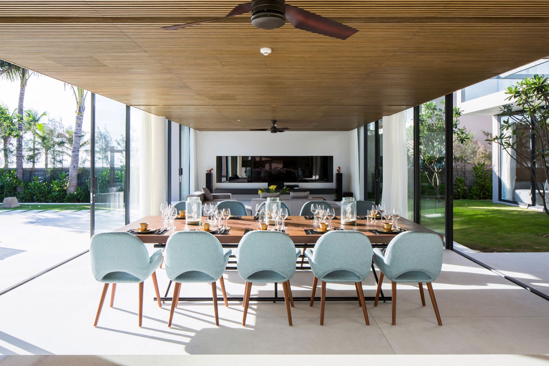 A Sleek and Elegant Modern Home with Stunning Rooftop Pool in Da Nang, Vietnam by MIA Design Studio (7)