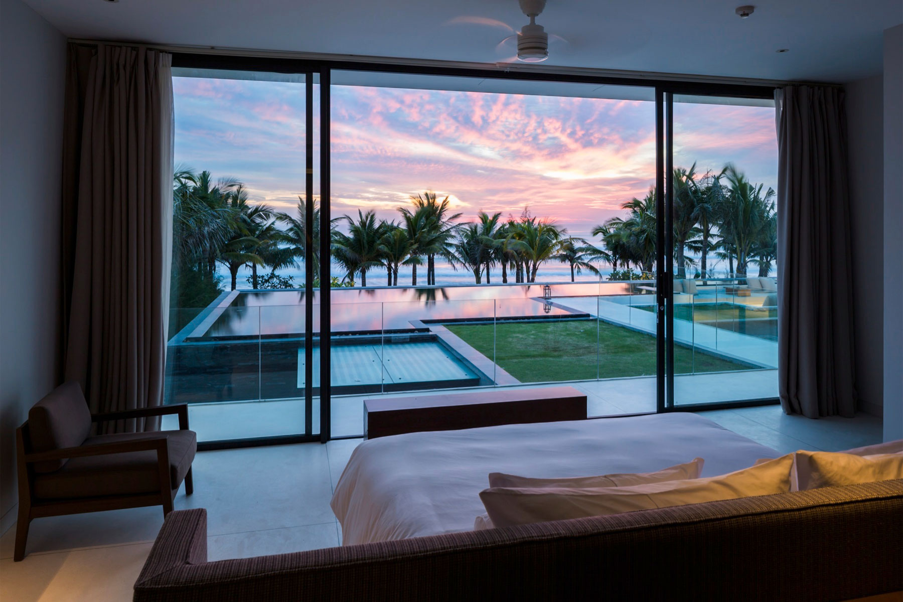 A Sleek and Elegant Modern Home with Stunning Rooftop Pool in Da Nang, Vietnam by MIA Design Studio (9)