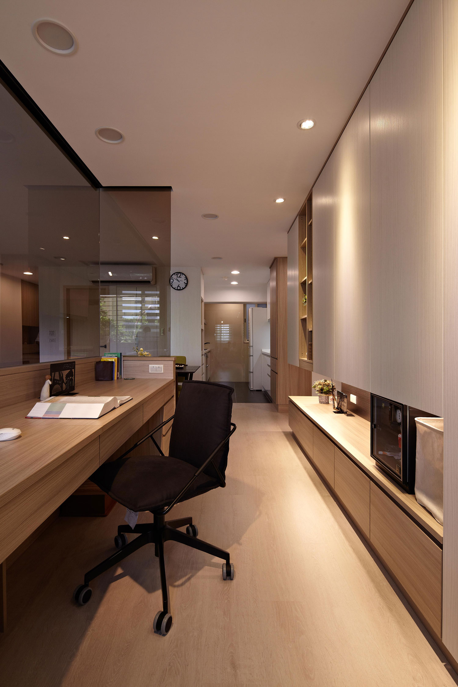 A Small Apartment Characterized by Shades of White and Brown Interiors in Taipei by Alfonso Ideas (13)