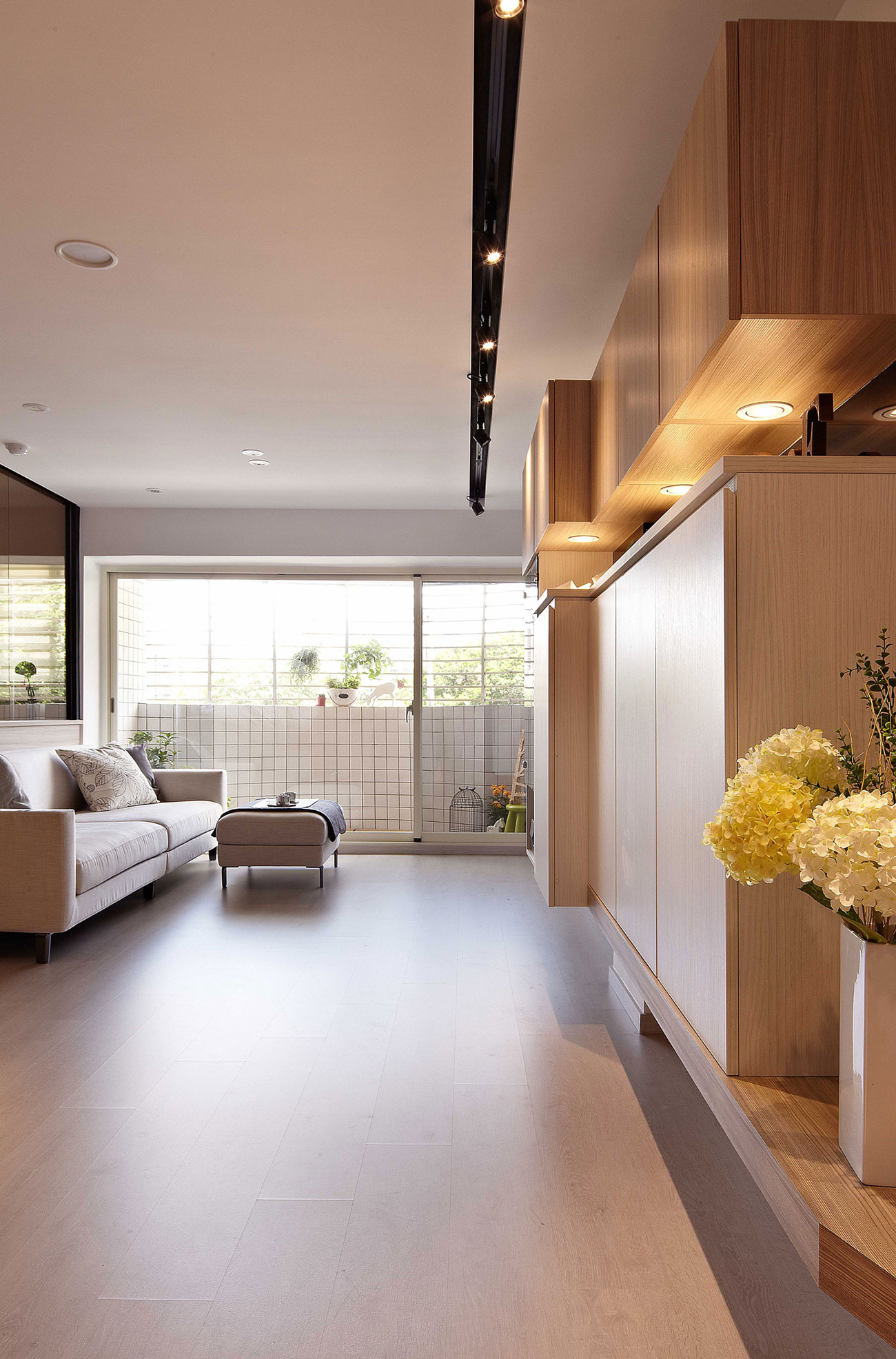 A Small Apartment Characterized by Shades of White and Brown Interiors in Taipei by Alfonso Ideas (2)