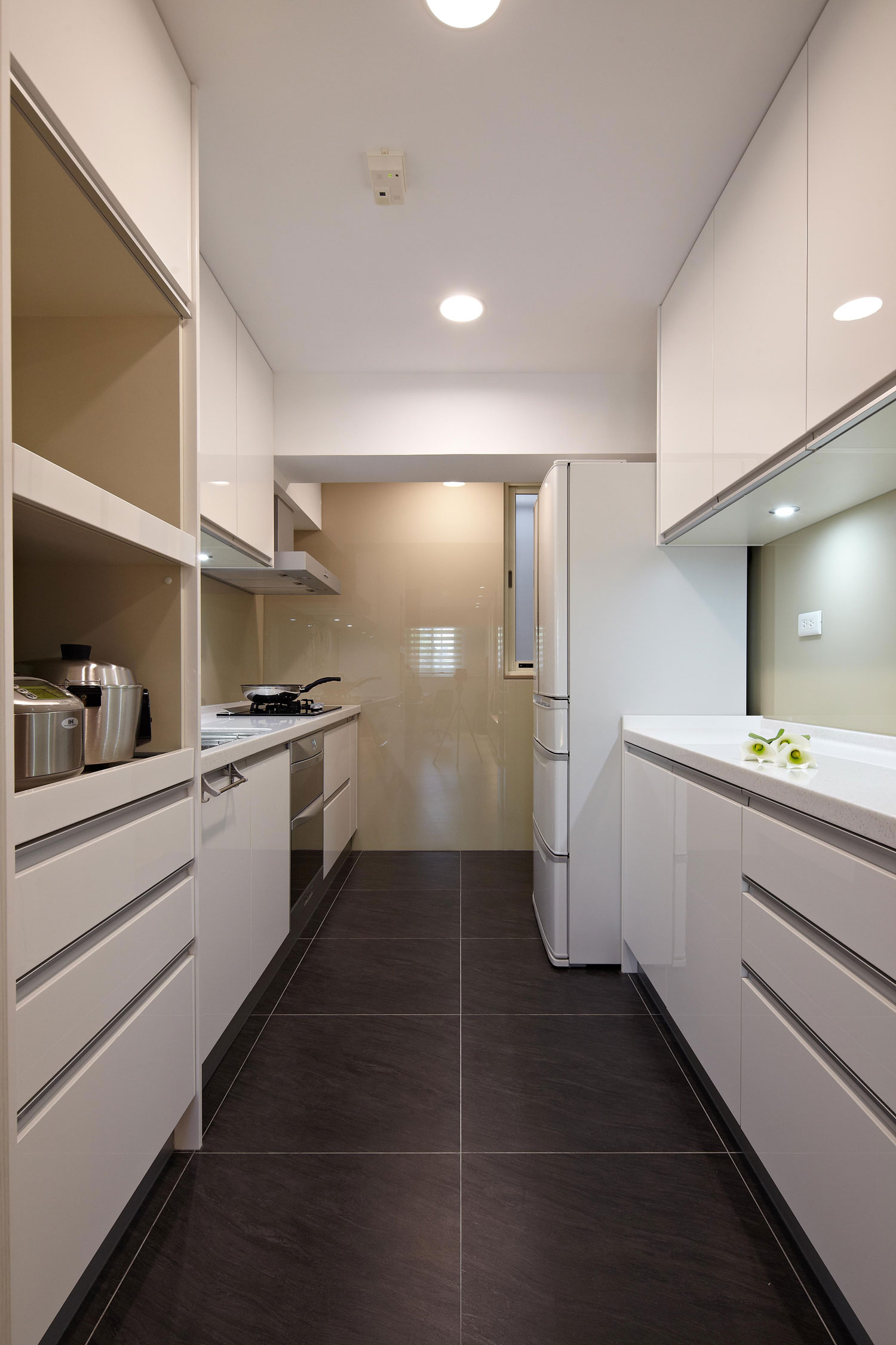 A Small Apartment Characterized by Shades of White and Brown Interiors in Taipei by Alfonso Ideas (9)