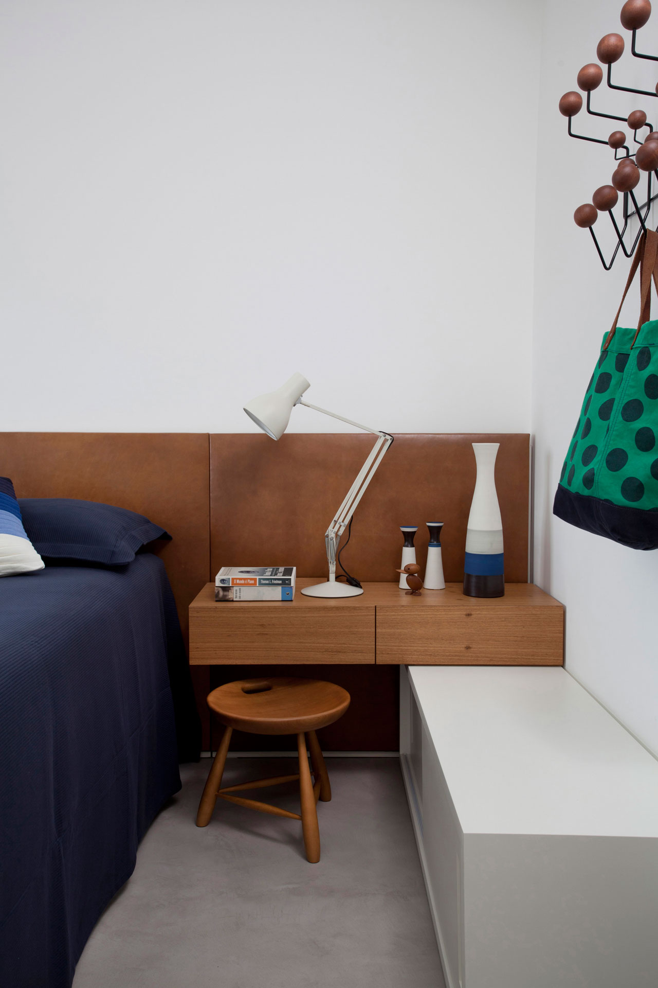 A Small Contemporary Apartment for a Young Couple in São Paulo, Brazil by Leandro Garcia and Gabriela Alarcon (8)