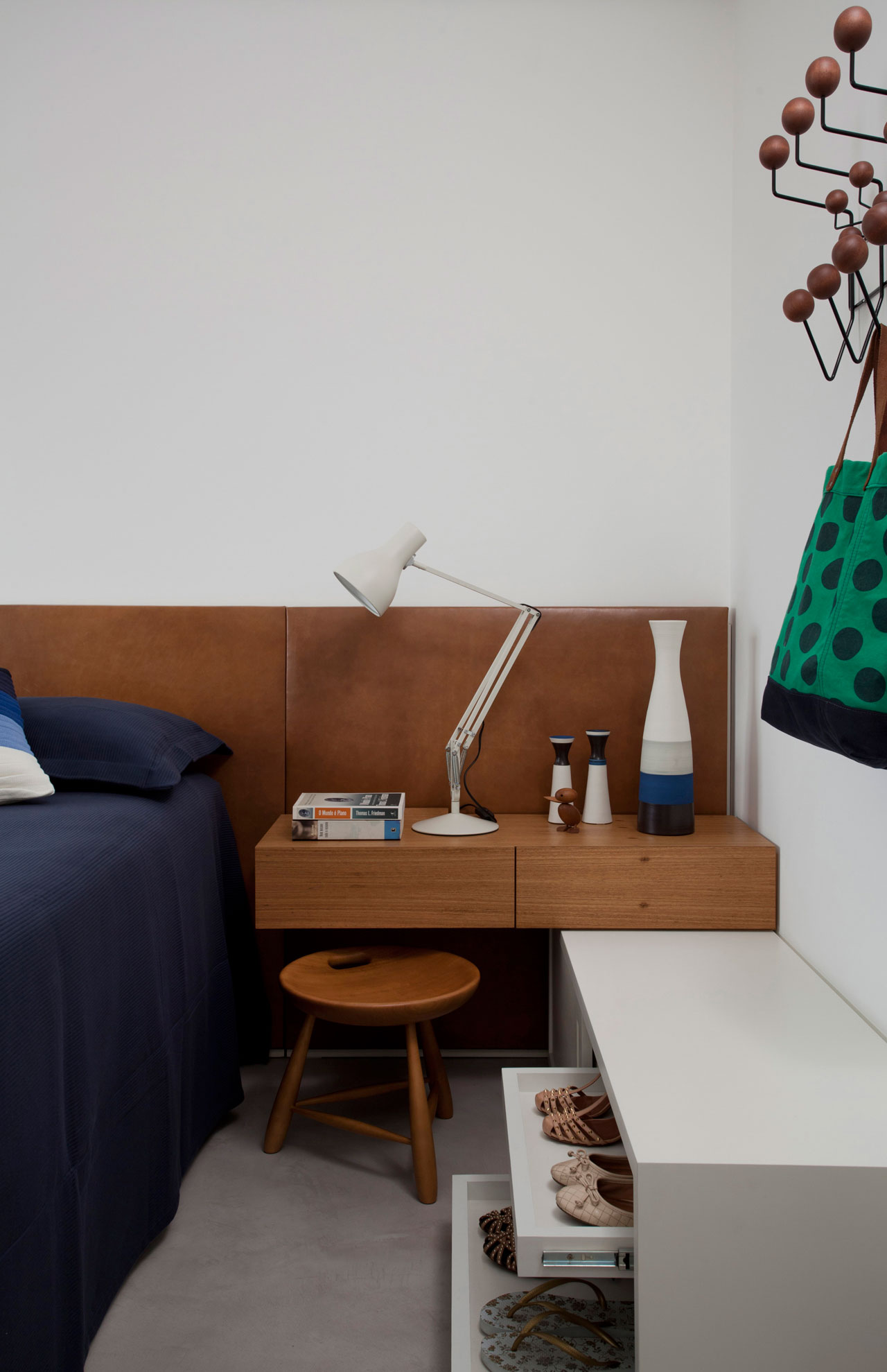 A Small Contemporary Apartment for a Young Couple in São Paulo, Brazil by Leandro Garcia and Gabriela Alarcon (9)