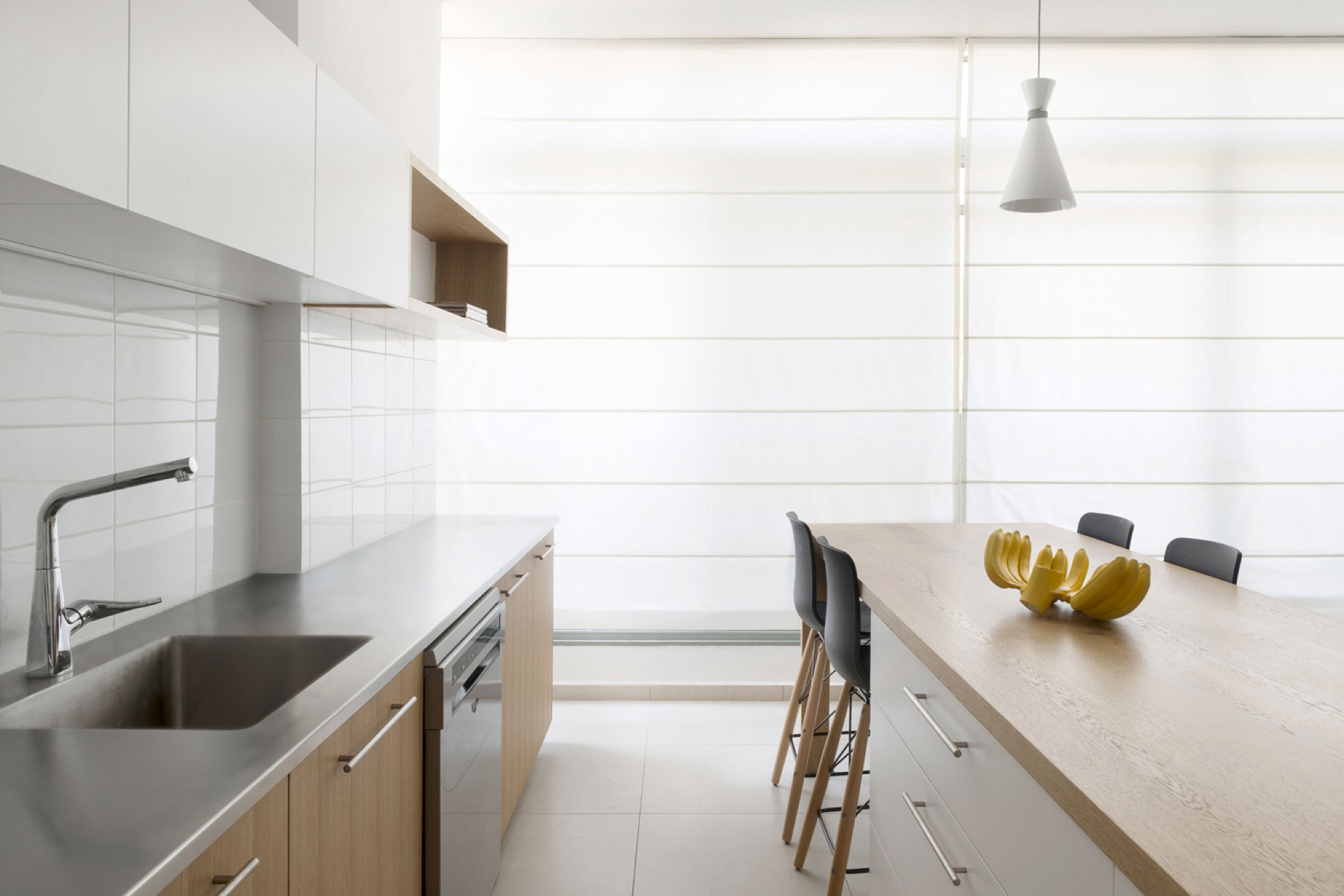 A Small and Cozy Scandinavian Apartment with a Modern Twist in Ramat Gan by Itai Palti (10)