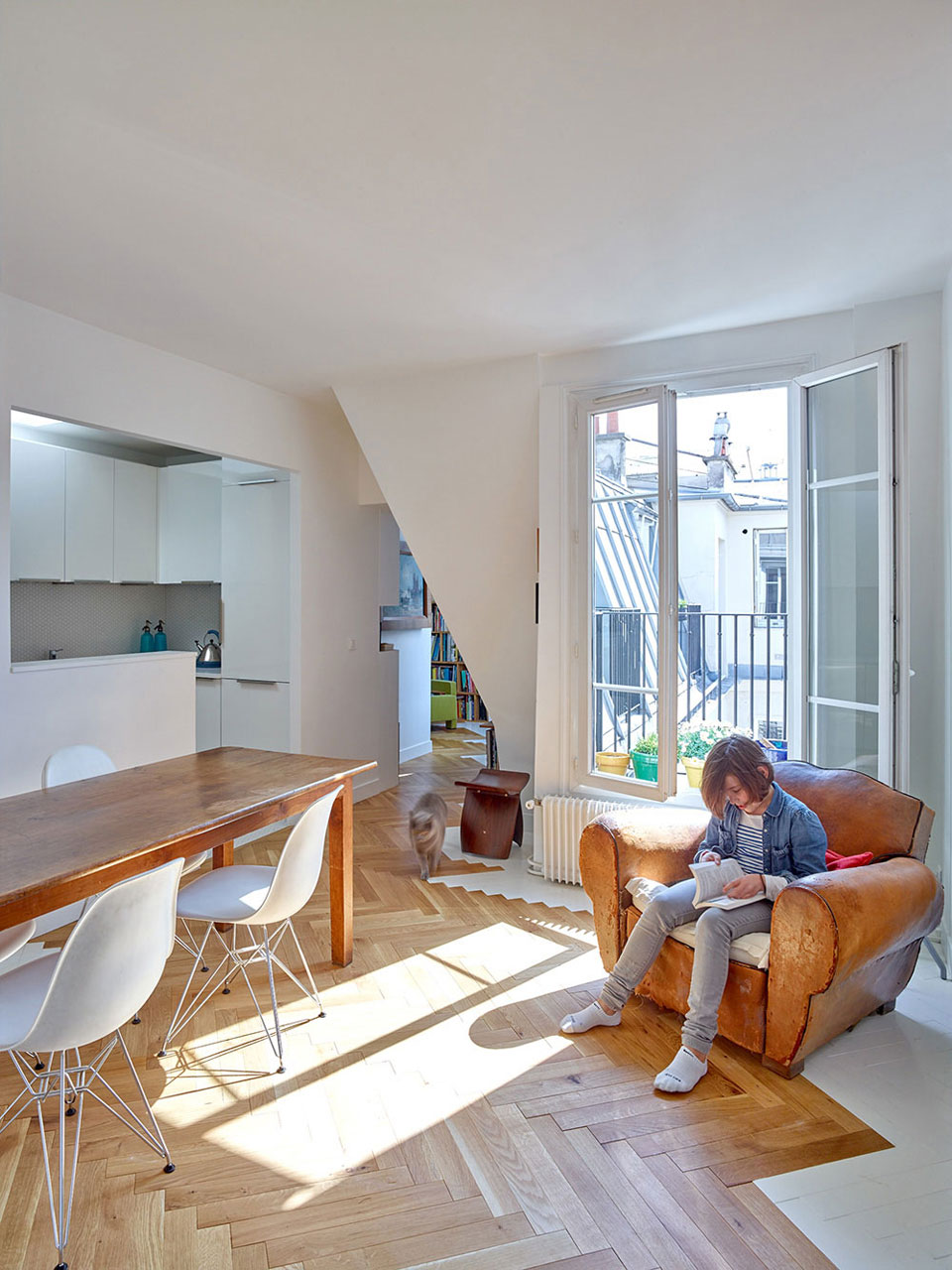 A Small and Stylish Contemporary Apartment in Paris, France by h2o architectes (5)