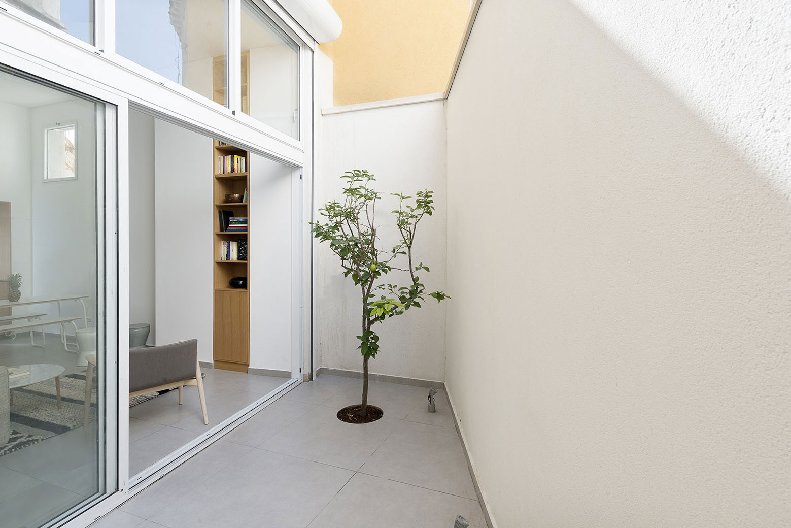 A Small and Stylish Contemporary Home in Tel Aviv, Israel by Itai Palti (13)