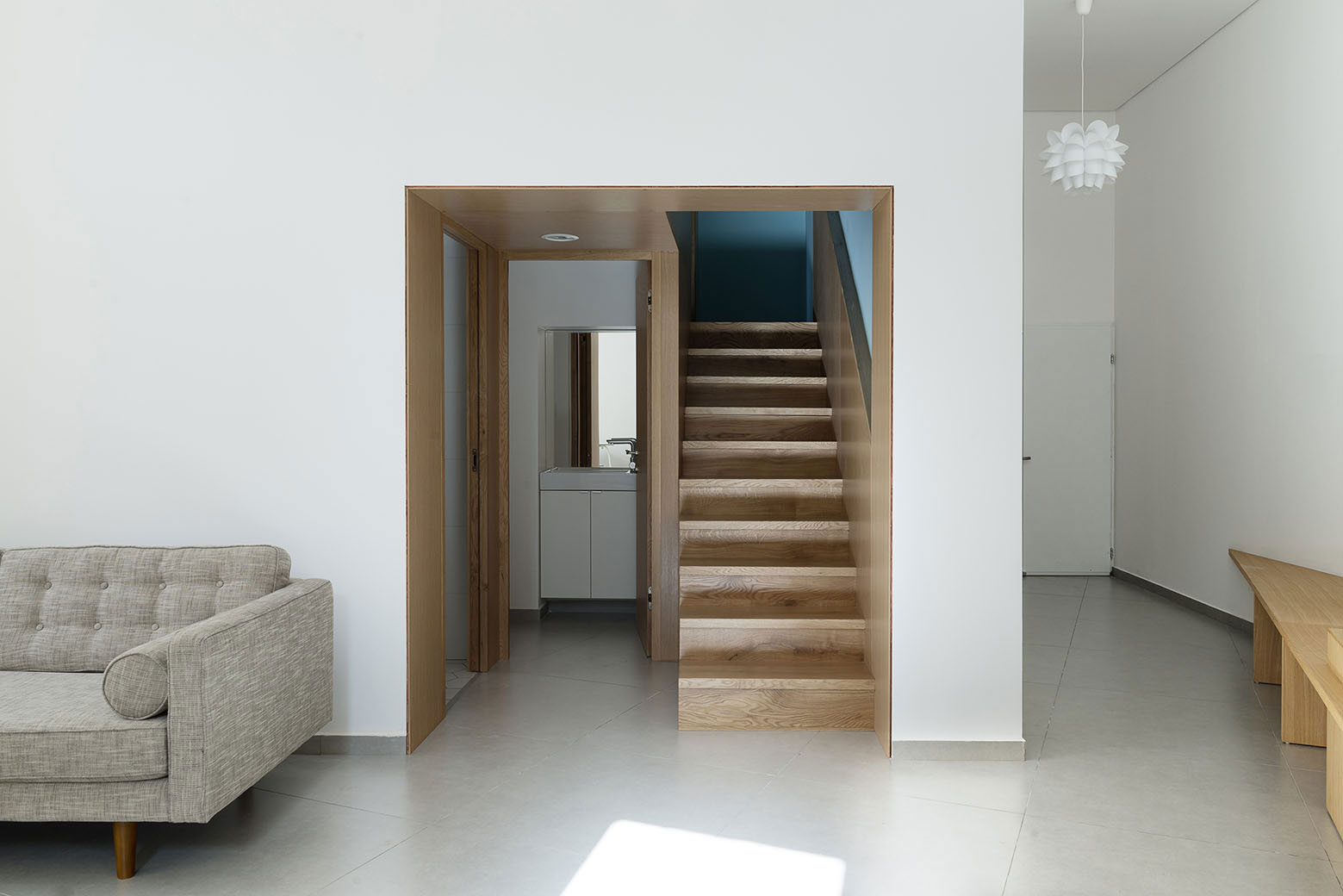 A Small and Stylish Contemporary Home in Tel Aviv, Israel by Itai Palti (6)