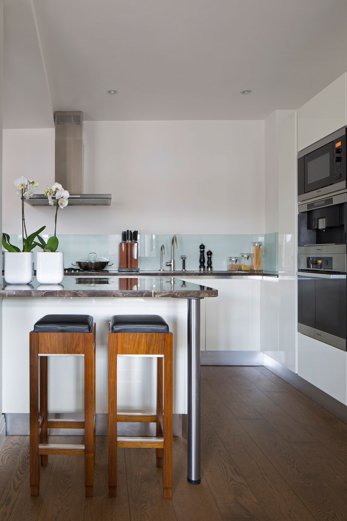 A Sophisticated Apartment with Luxurious and Timeless Interiors in the Heart of London by Absolute Interior Decor (10)