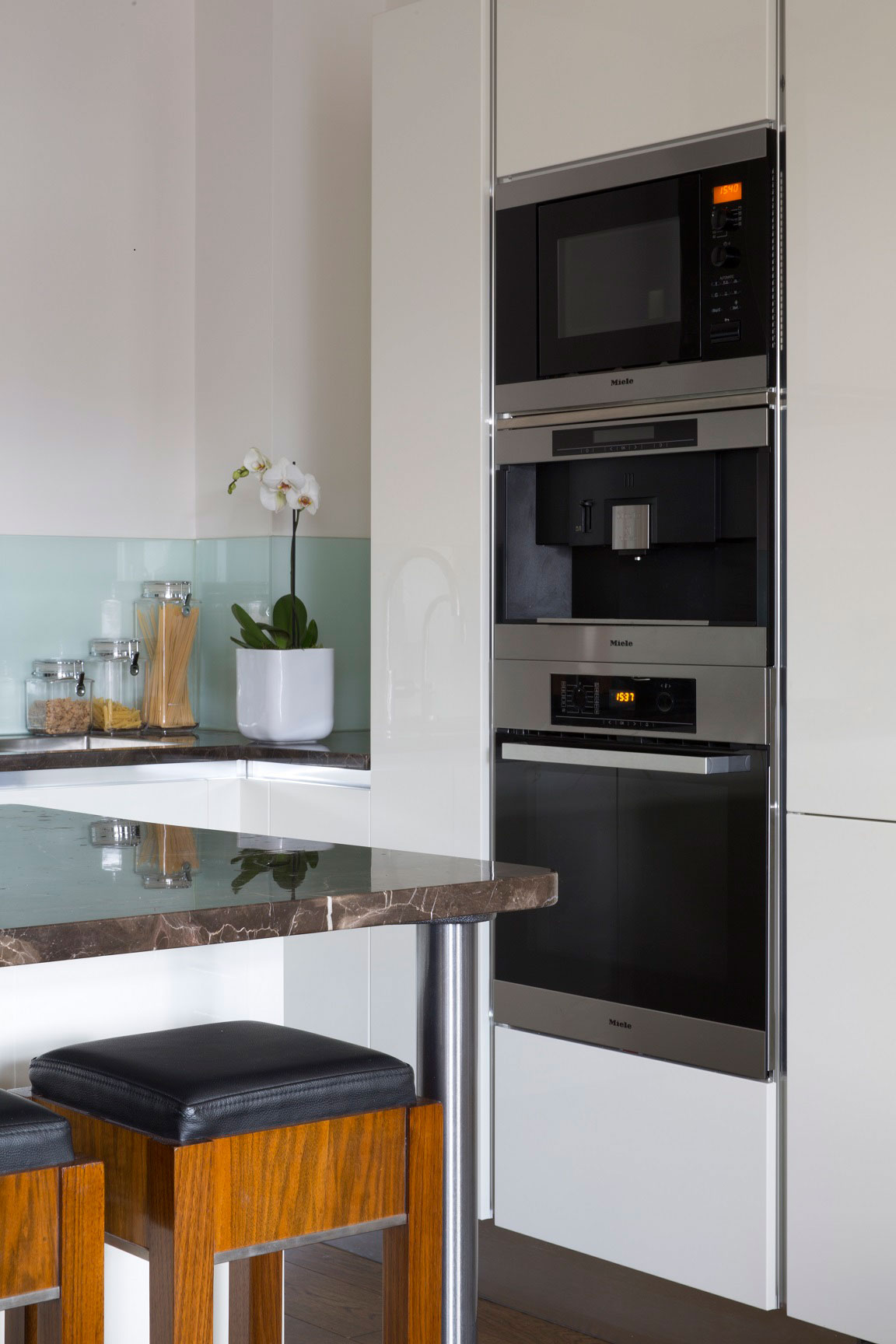 A Sophisticated Apartment with Luxurious and Timeless Interiors in the Heart of London by Absolute Interior Decor (11)