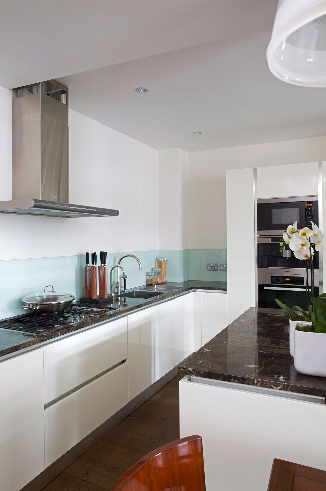 A Sophisticated Apartment with Luxurious and Timeless Interiors in the Heart of London by Absolute Interior Decor (12)