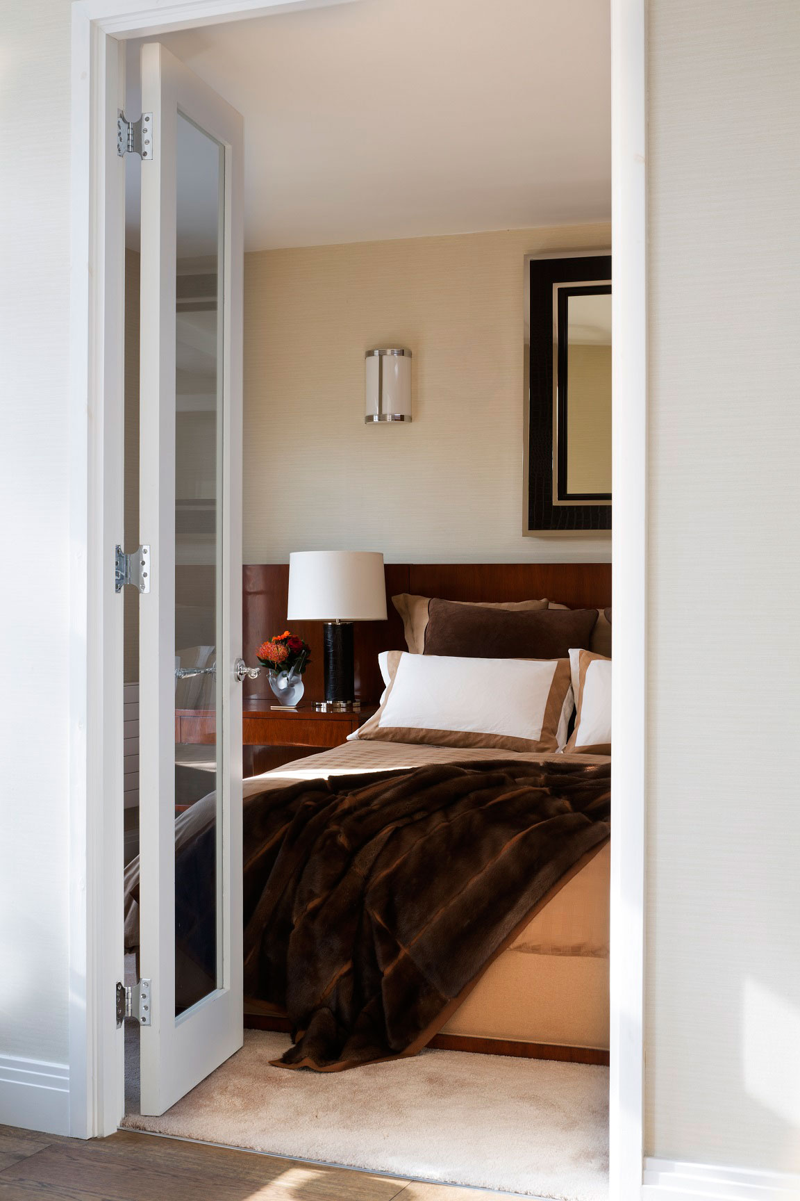 A Sophisticated Apartment with Luxurious and Timeless Interiors in the Heart of London by Absolute Interior Decor (14)