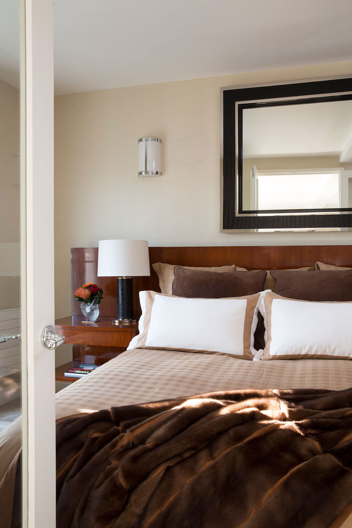 A Sophisticated Apartment with Luxurious and Timeless Interiors in the Heart of London by Absolute Interior Decor (15)